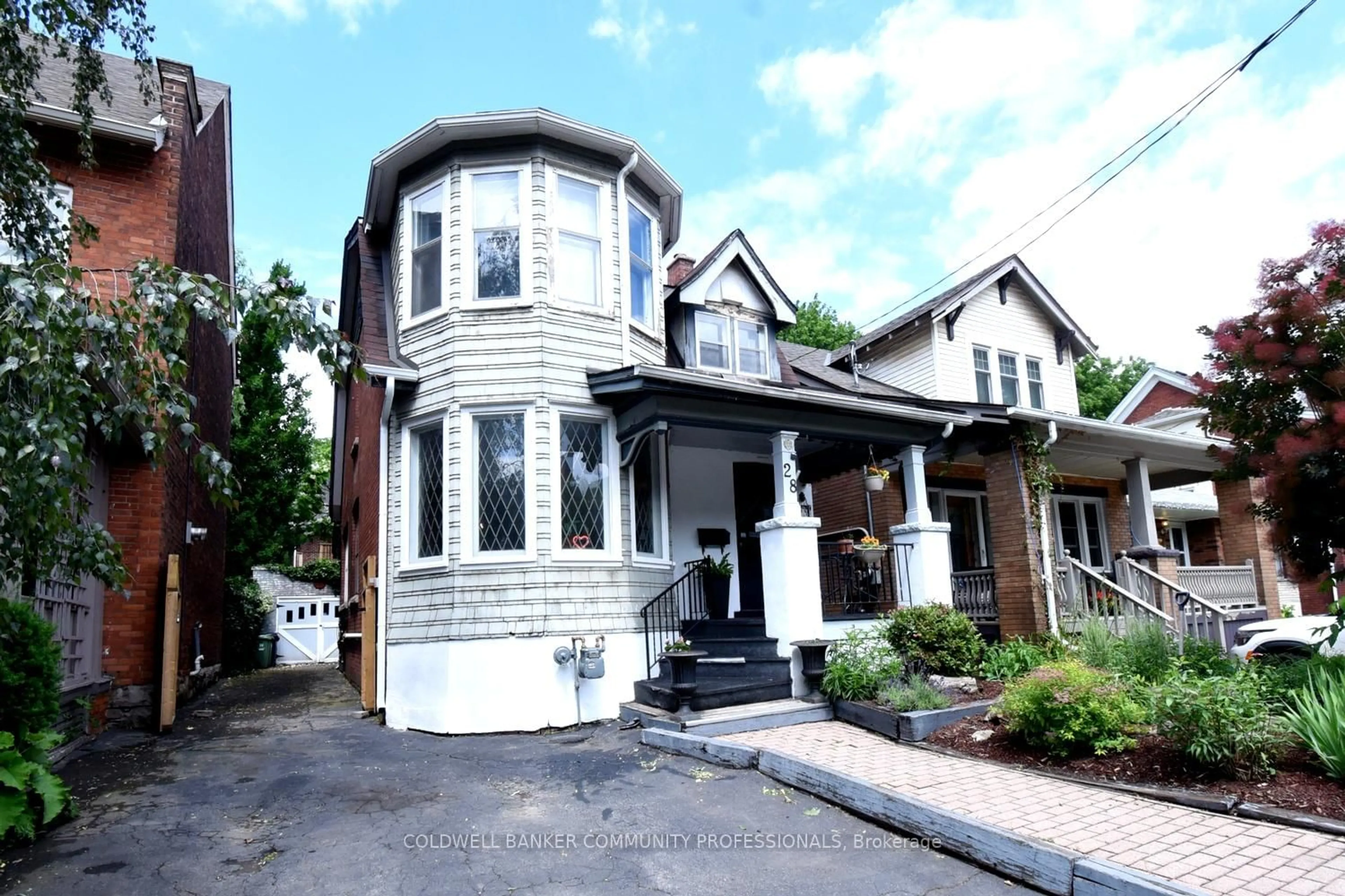 Home with vinyl exterior material, street for 28 St Clair Ave, Hamilton Ontario L8M 2N3
