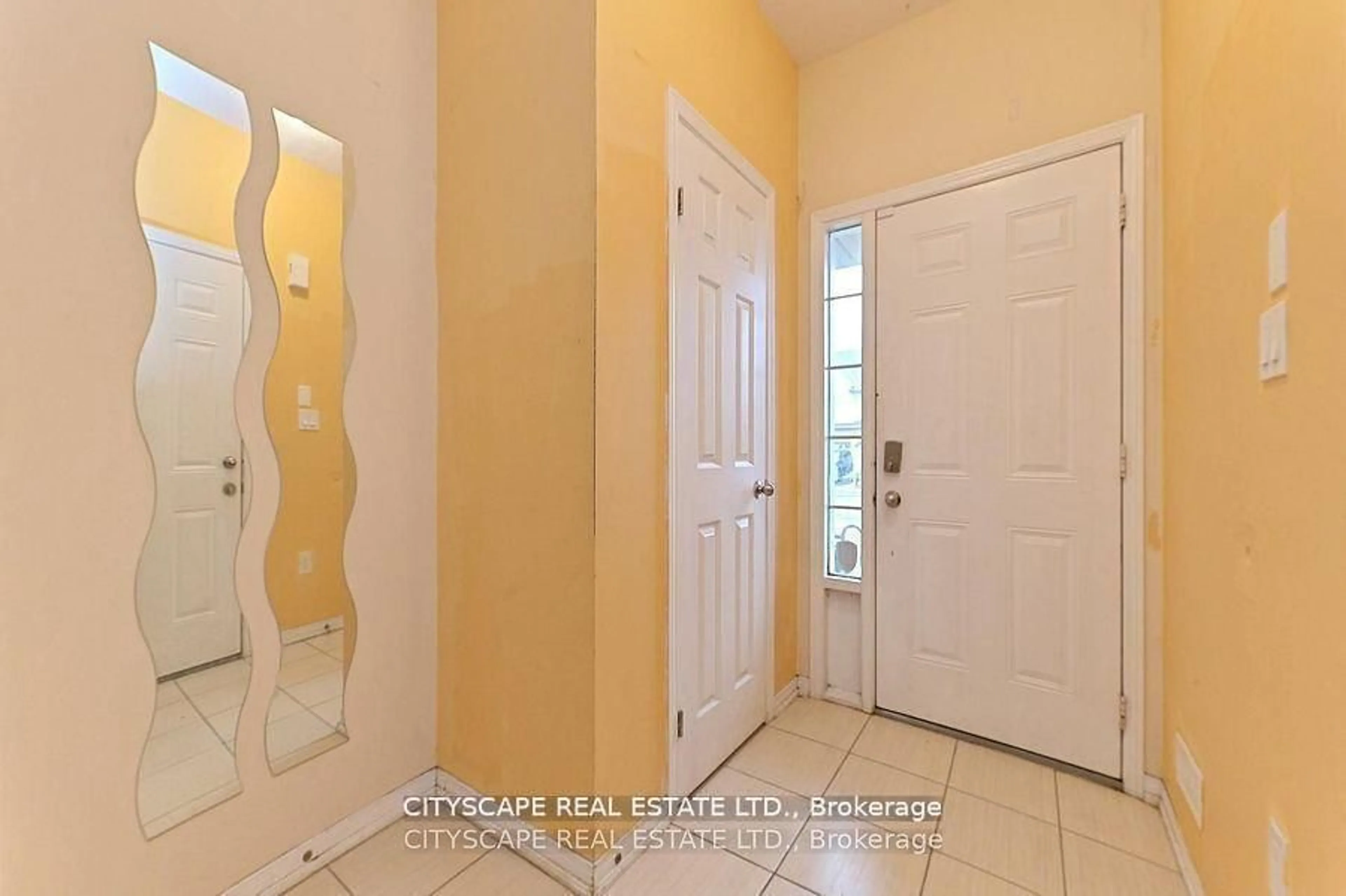 Indoor entryway for 128 Palacebeach Tr, Hamilton Ontario L8E 0C3