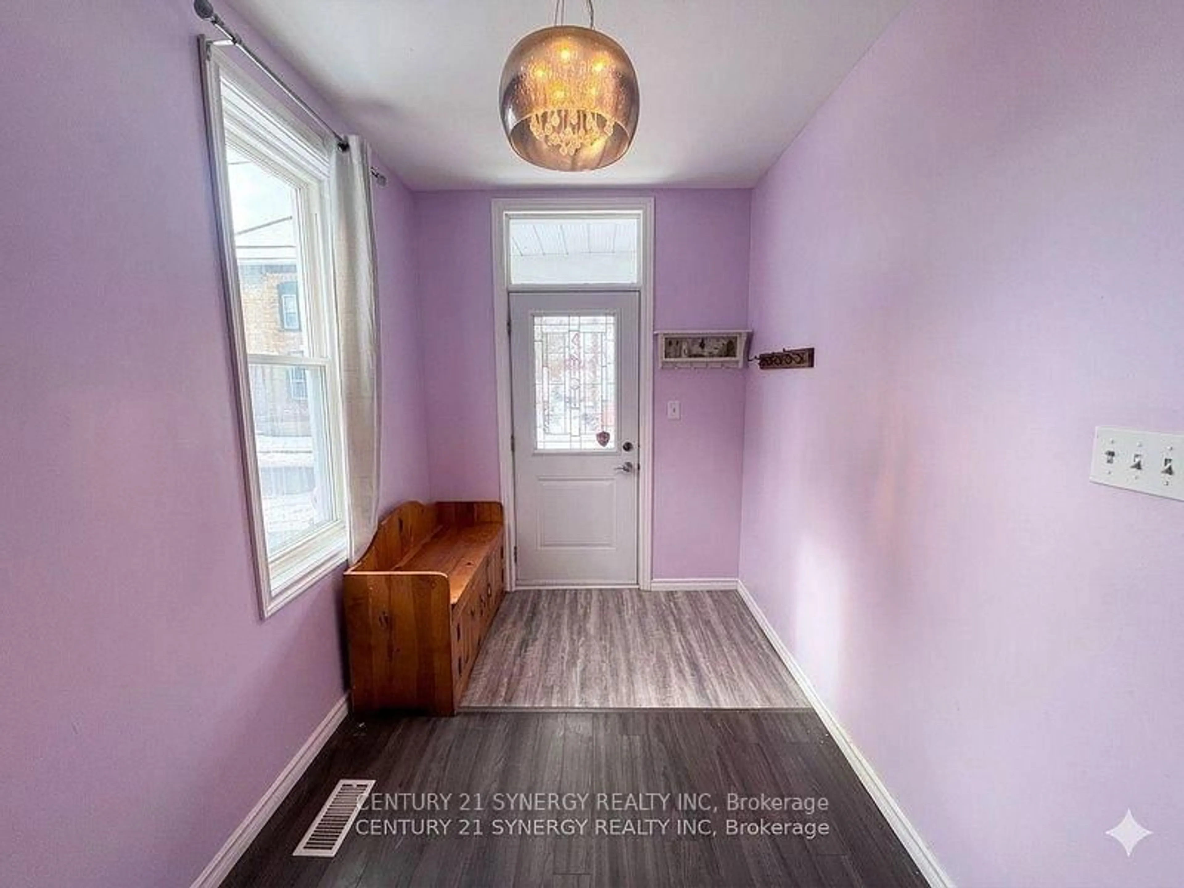 Indoor entryway for 25 Kensington Ave, Smiths Falls Ontario K7A 2K6