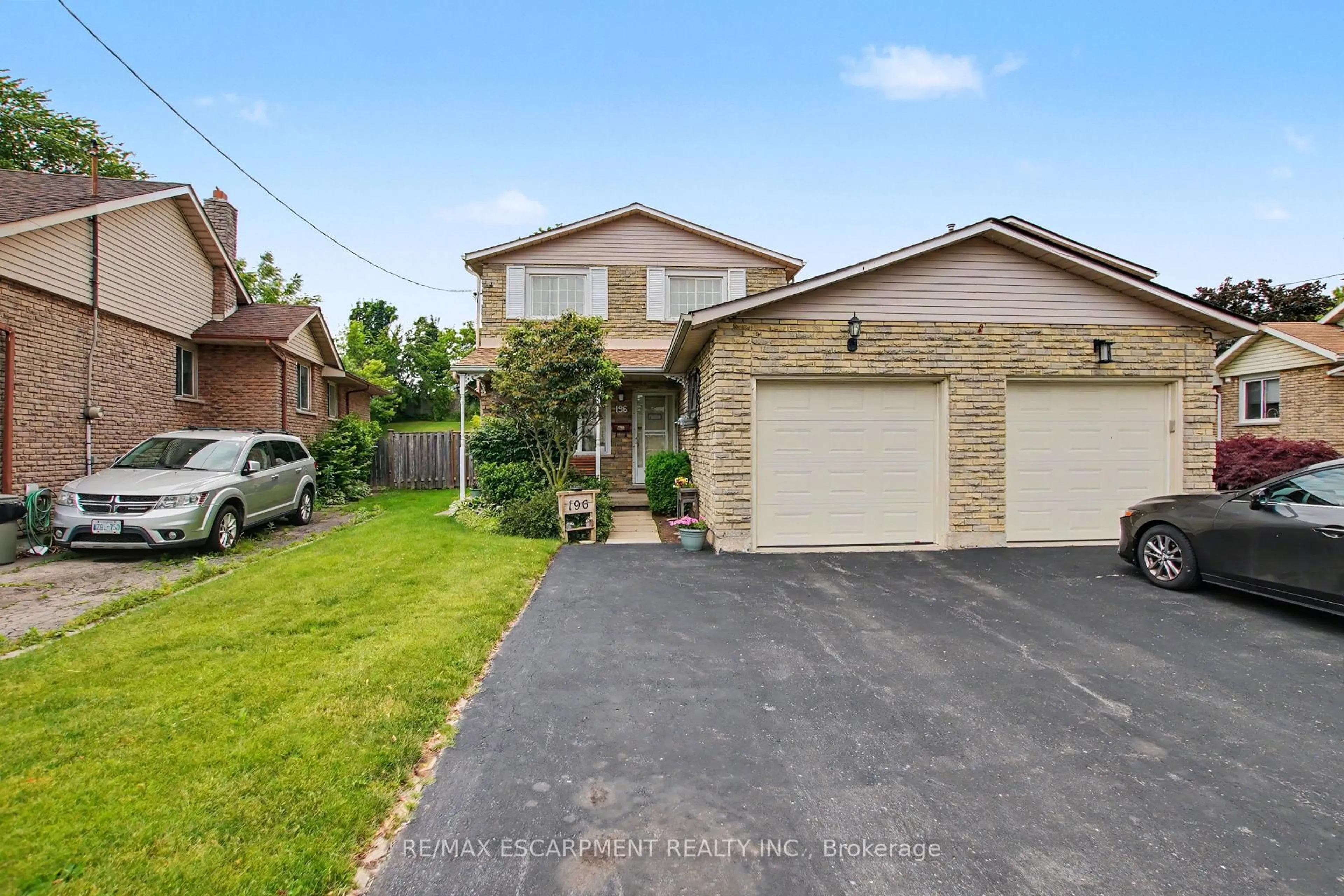 A pic from outside/outdoor area/front of a property/back of a property/a pic from drone, street for 196 Guildwood Dr, Hamilton Ontario L9C 6S5