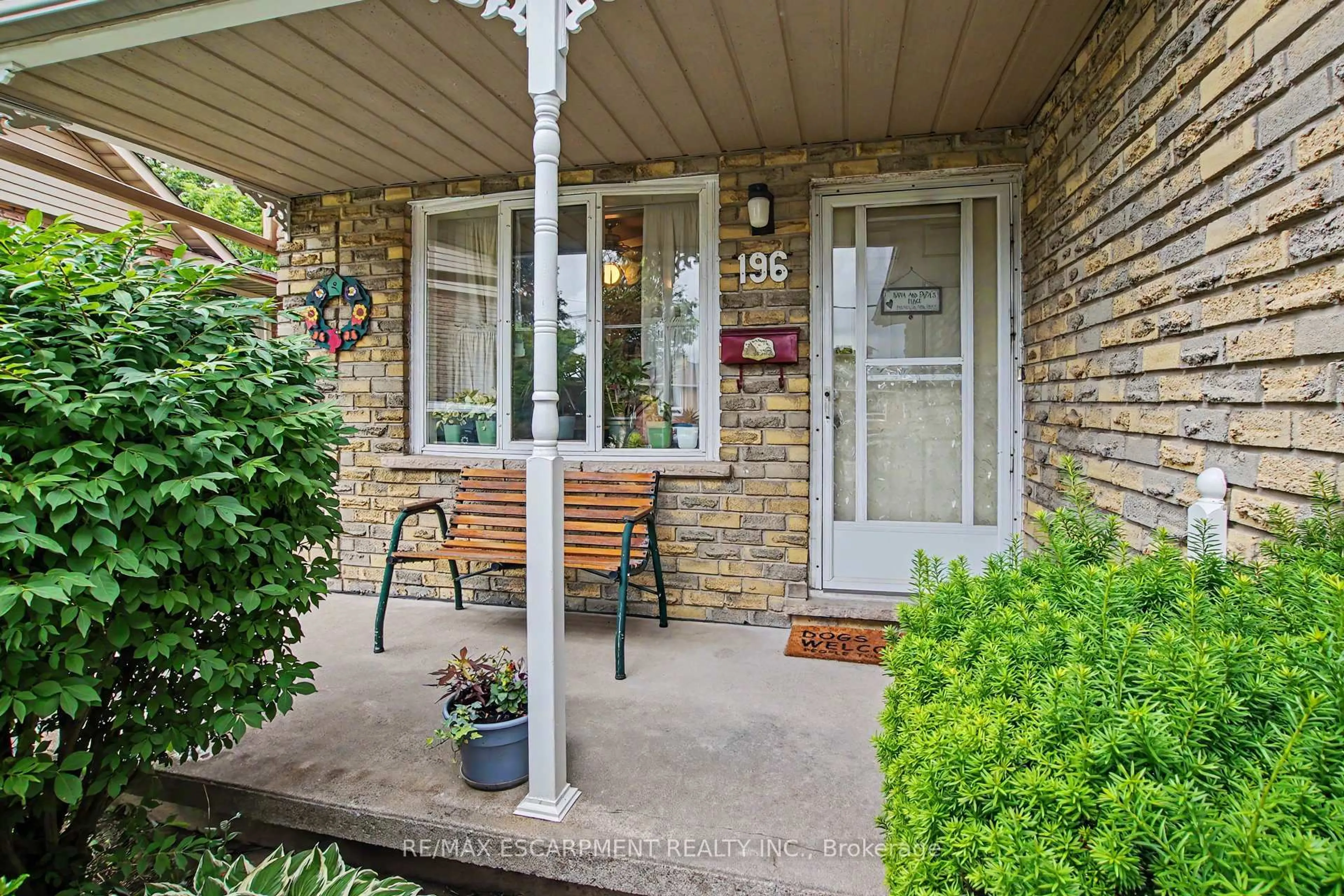 Patio, street for 196 Guildwood Dr, Hamilton Ontario L9C 6S5