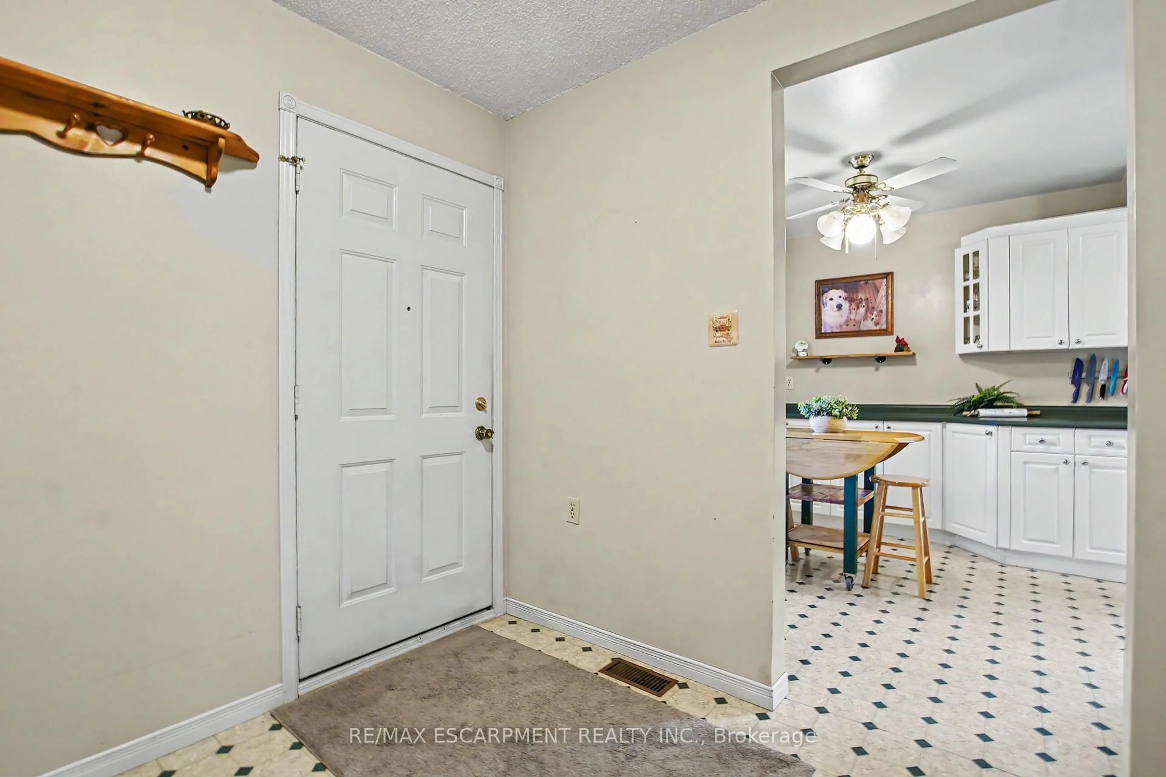 Indoor entryway for 196 Guildwood Dr, Hamilton Ontario L9C 6S5