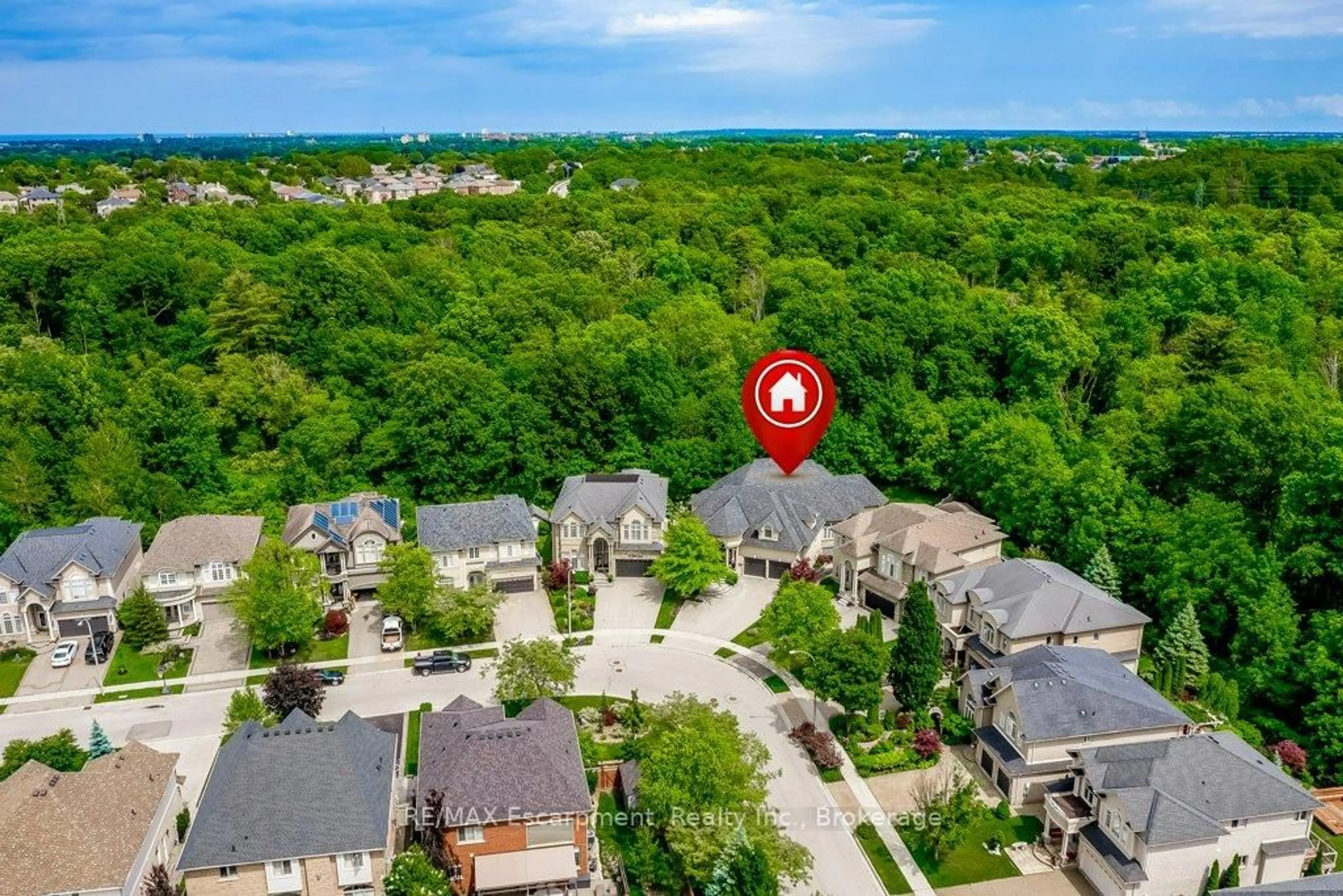 A pic from outside/outdoor area/front of a property/back of a property/a pic from drone, street for 172 Diiorio Circ, Hamilton Ontario L9K 1T3