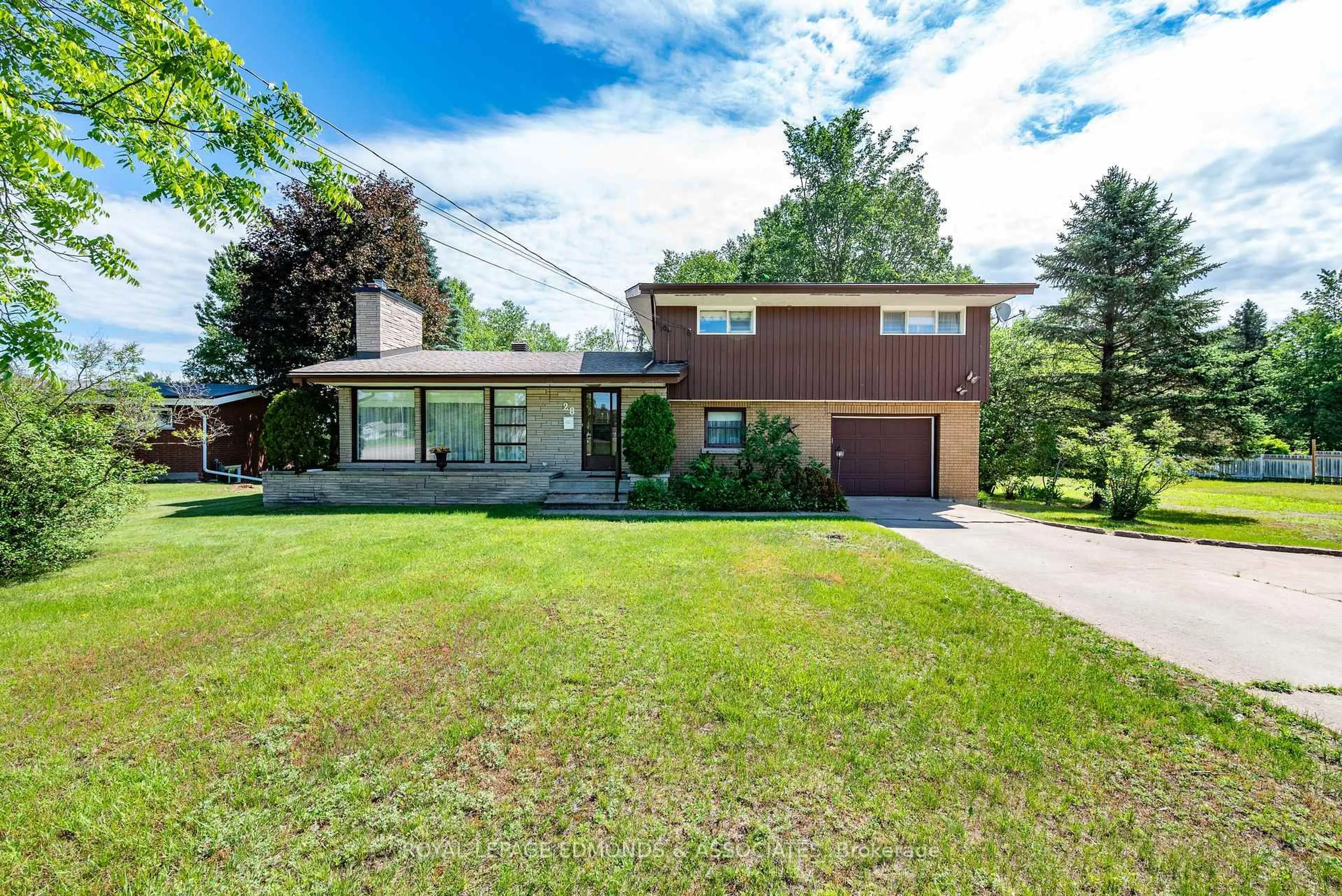 Unknown for 28 Barry St, Pembroke Ontario K8A 7L5