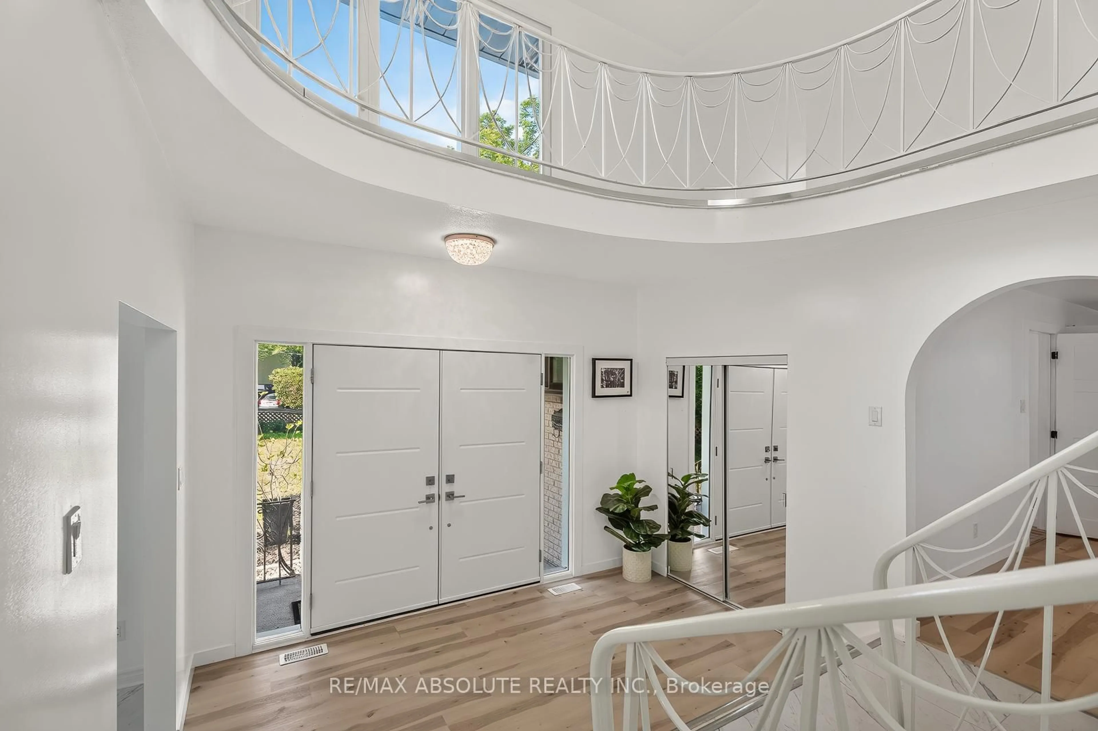 Indoor entryway for 1444 Normandy Cres, Ottawa Ontario K2C 0N6