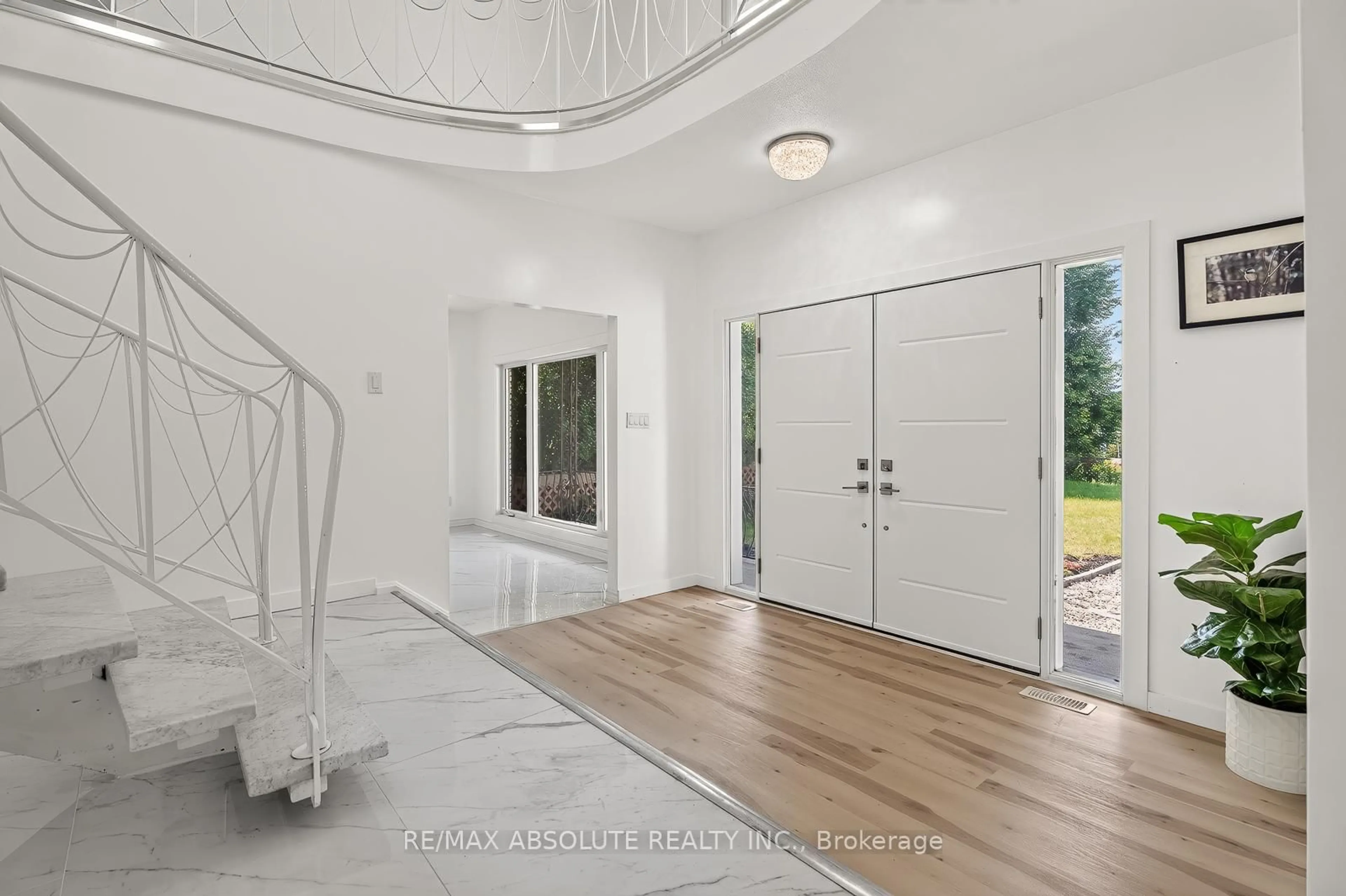 Indoor entryway for 1444 Normandy Cres, Ottawa Ontario K2C 0N6