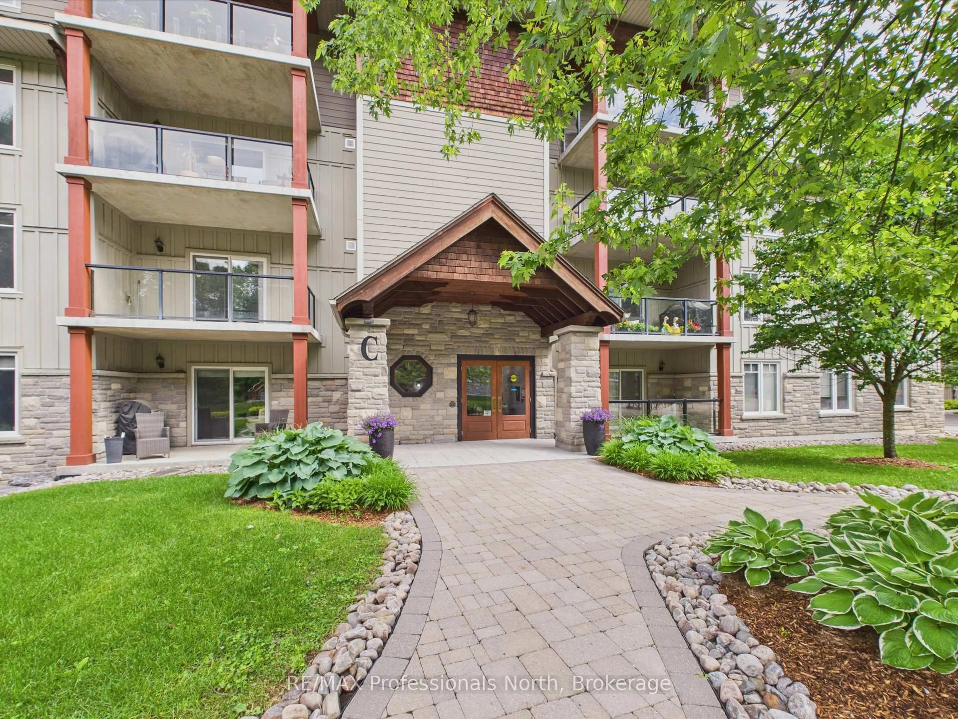Indoor foyer for 391C Manitoba St #201, Bracebridge Ontario P1L 0B6