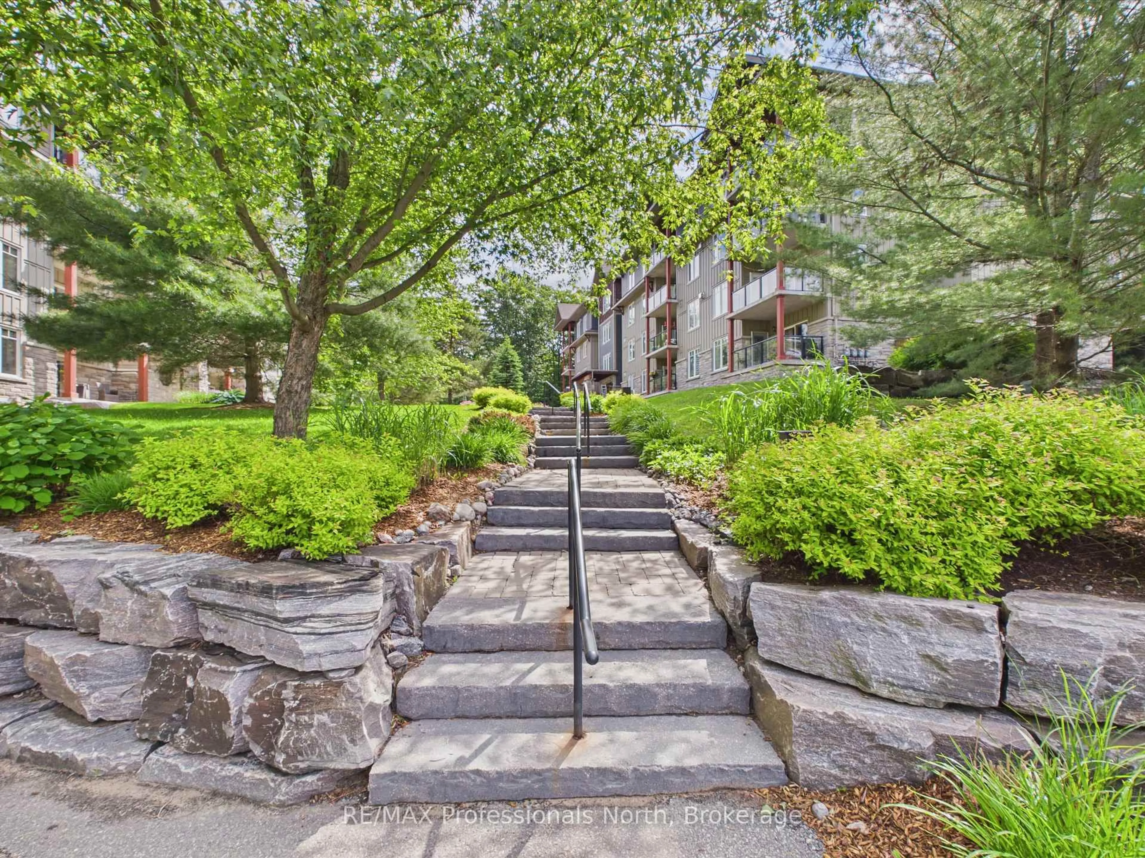 Patio, street for 391C Manitoba St #201, Bracebridge Ontario P1L 0B6