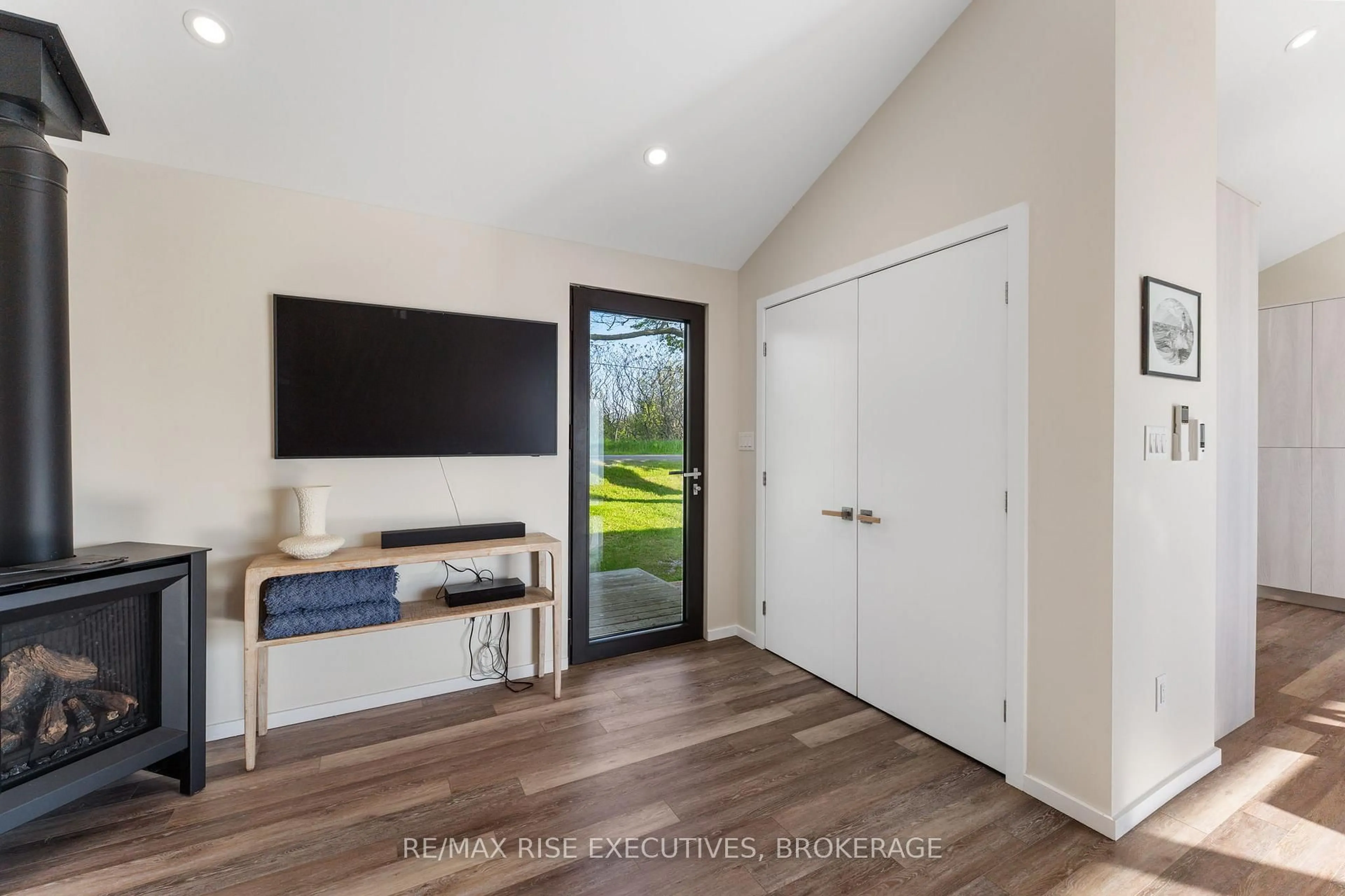 Indoor entryway for 682 Salmon Point Rd, Prince Edward County Ontario K0K 1P0