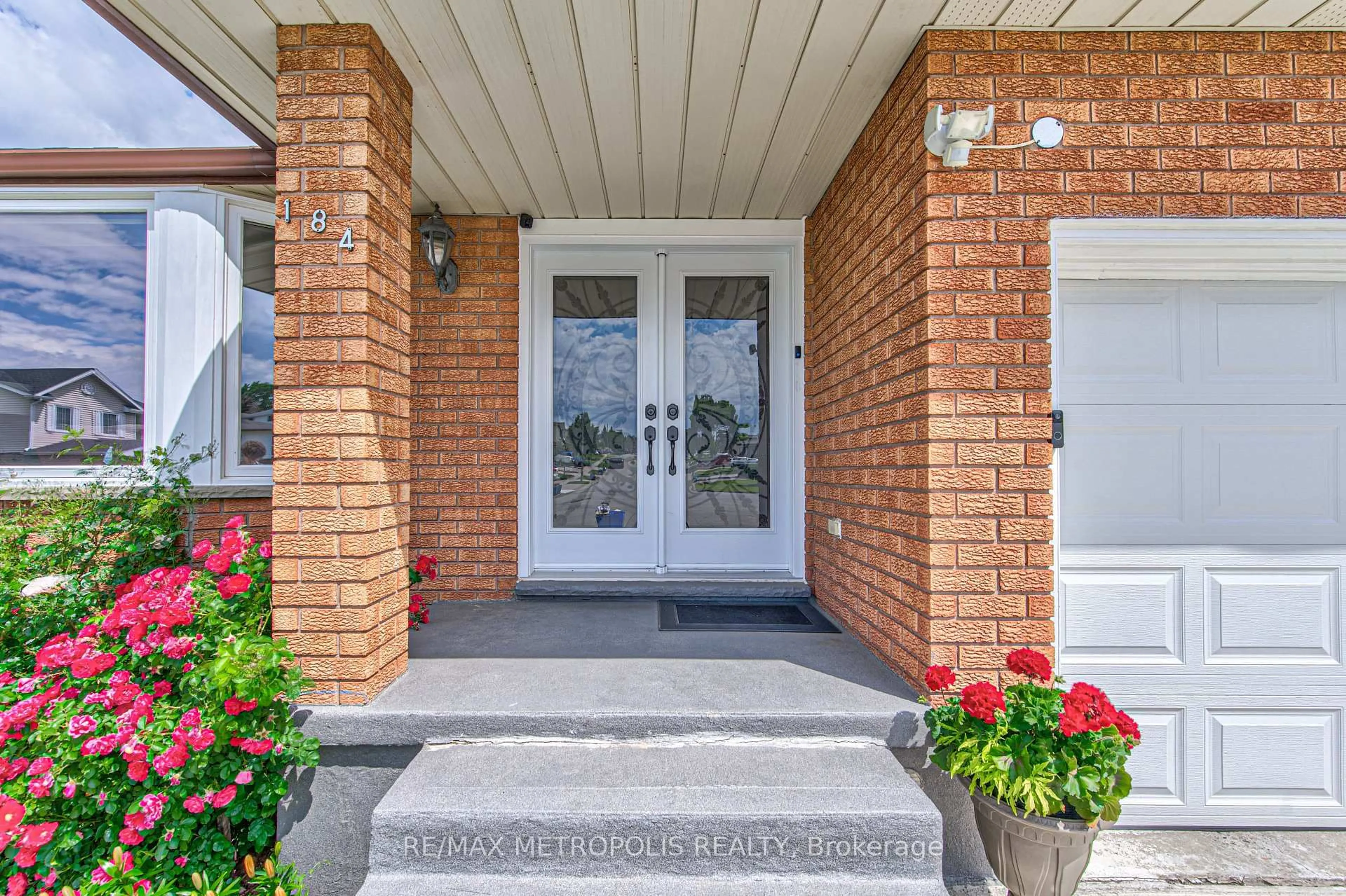 Indoor entryway for 184 Stonyburn Cres, Cambridge Ontario N1R 7X8