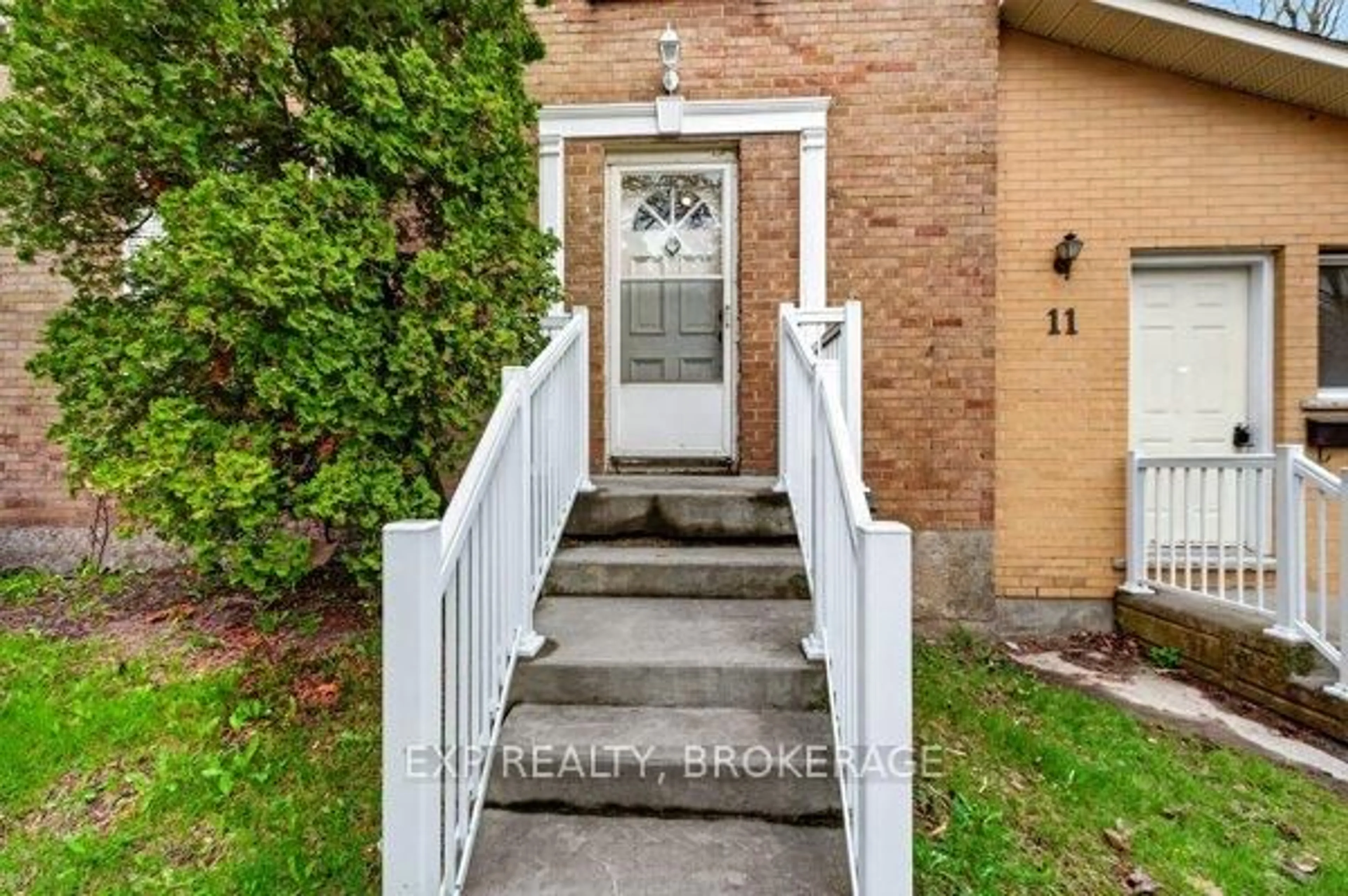 Indoor entryway for 11 CARRUTHERS Ave, Kingston Ontario K7L 1L9