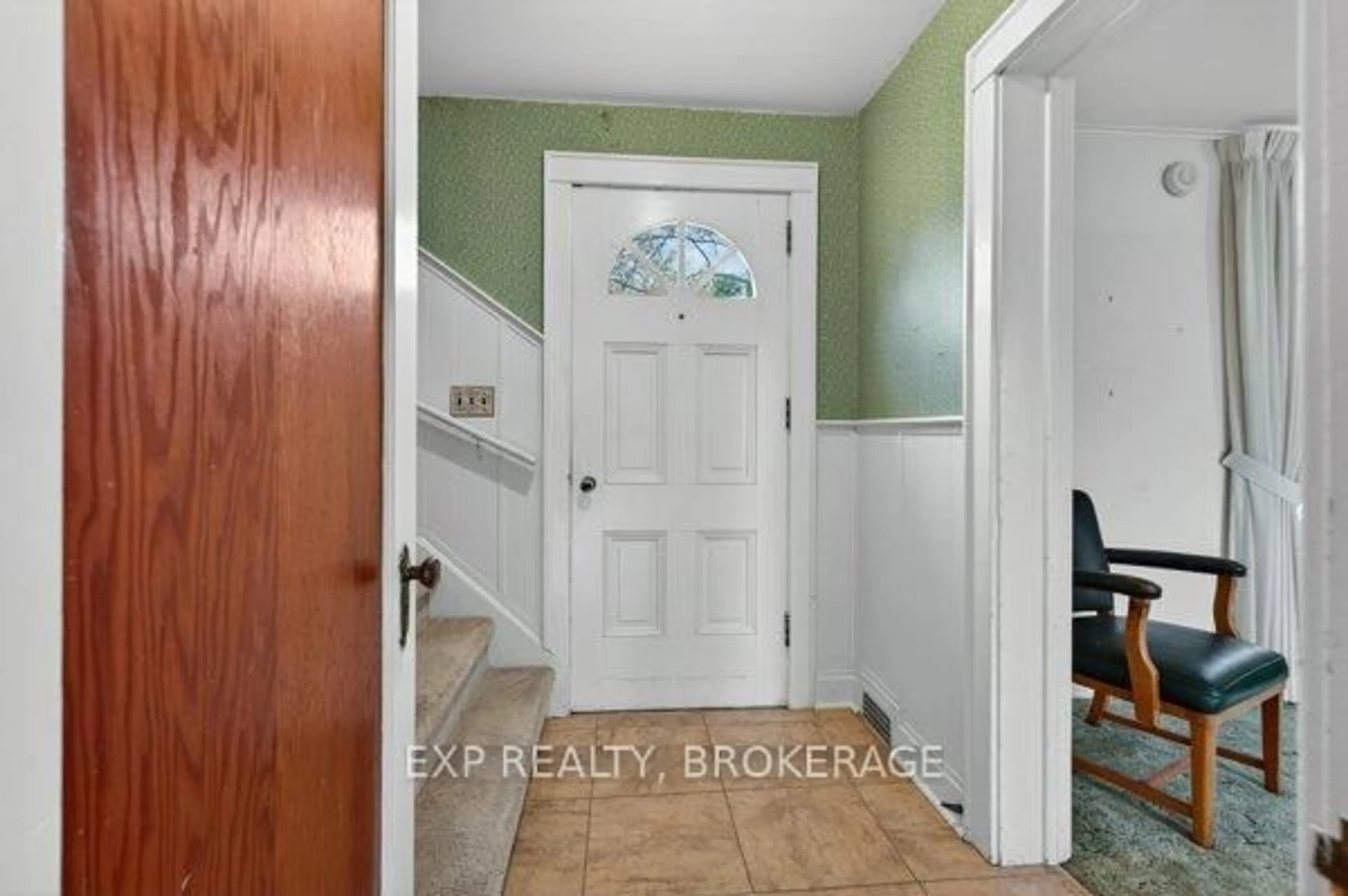 Indoor entryway for 11 CARRUTHERS Ave, Kingston Ontario K7L 1L9