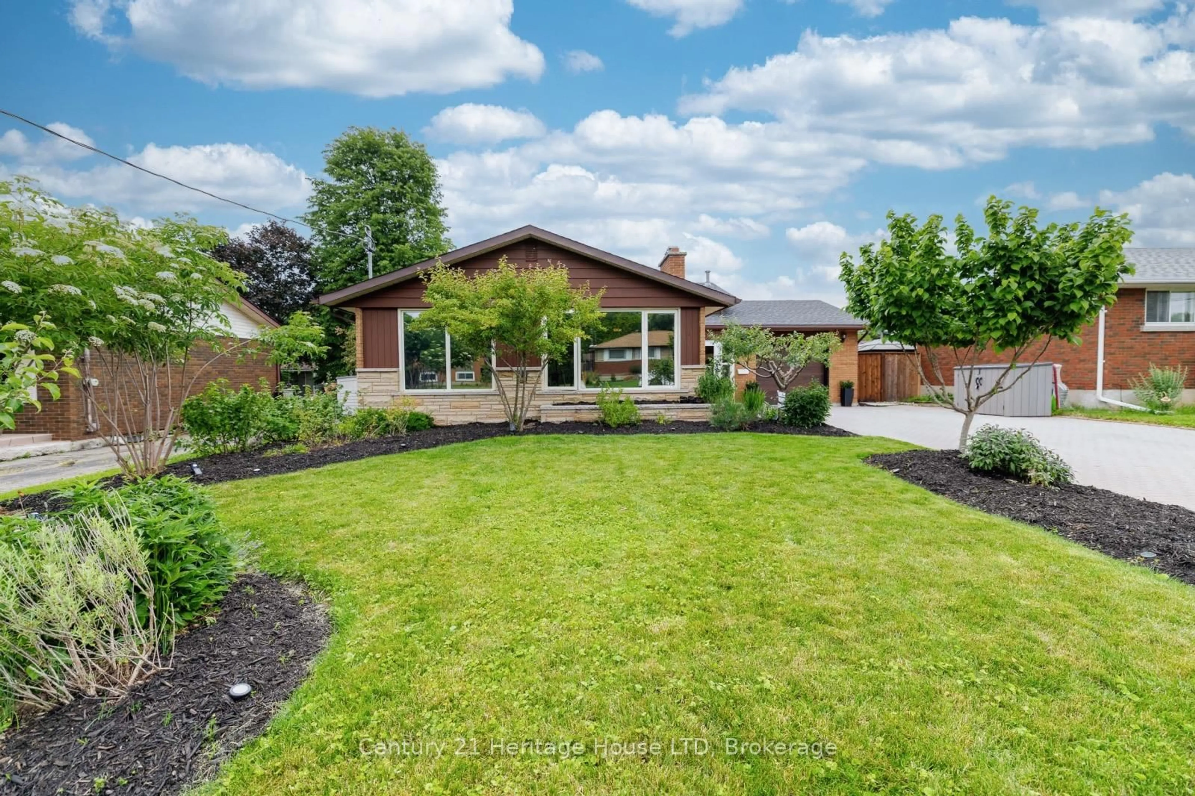 A pic from outside/outdoor area/front of a property/back of a property/a pic from drone, street for 14 Stanley St, St. Catharines Ontario L2M 1S6