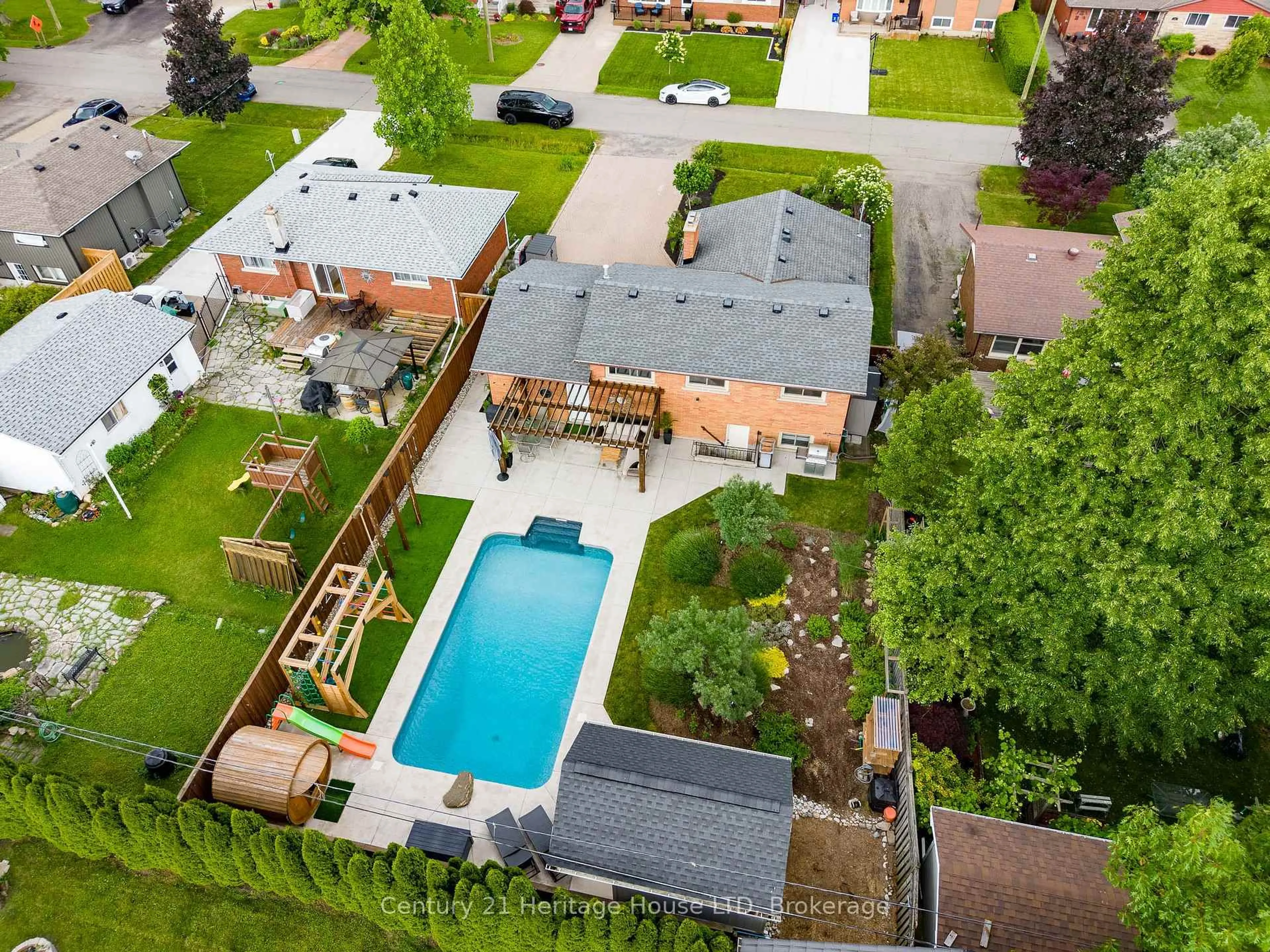 A pic from outside/outdoor area/front of a property/back of a property/a pic from drone, street for 14 Stanley St, St. Catharines Ontario L2M 1S6