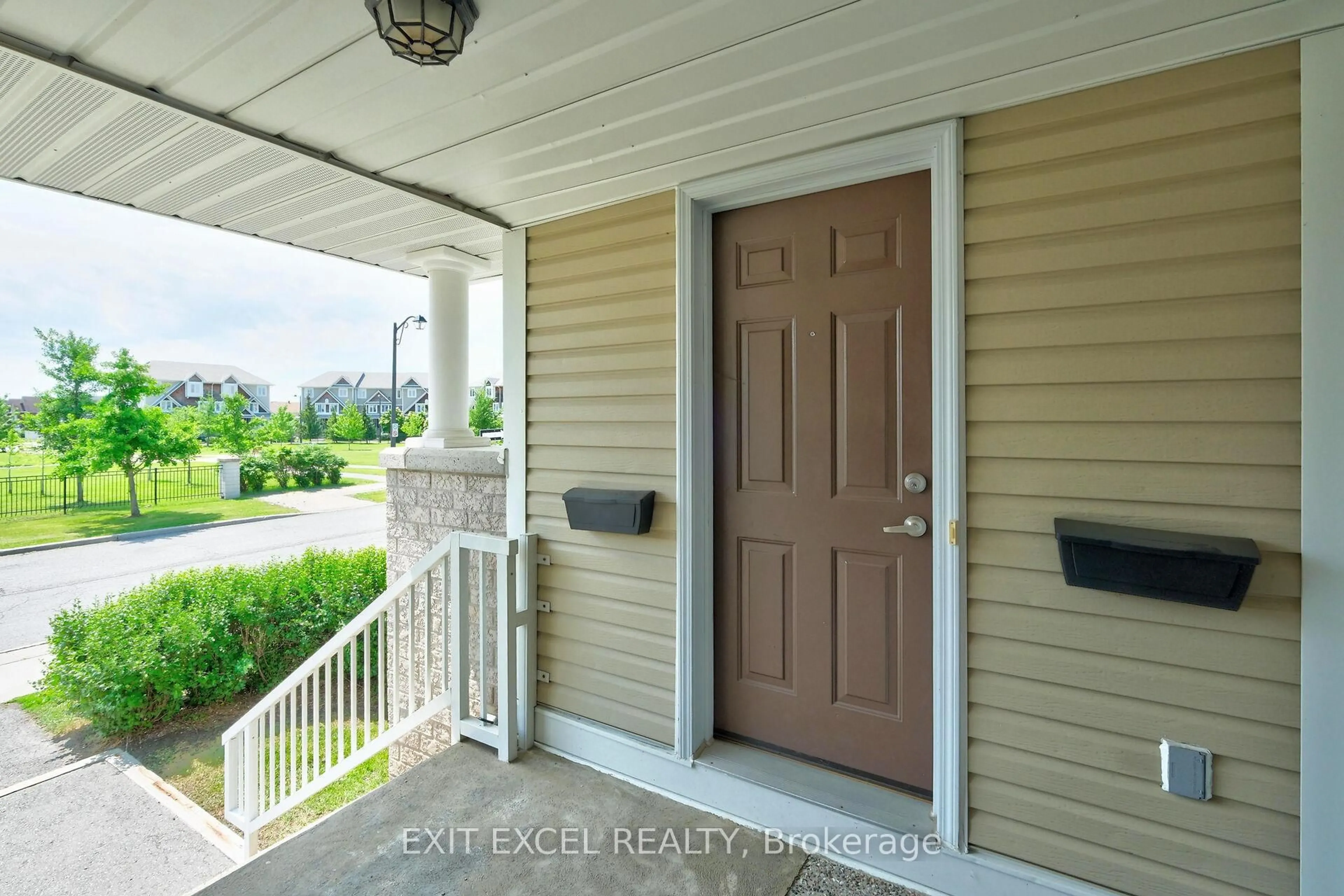 Indoor entryway for 532 Lakeridge Dr #1, Ottawa Ontario K4A 0H5