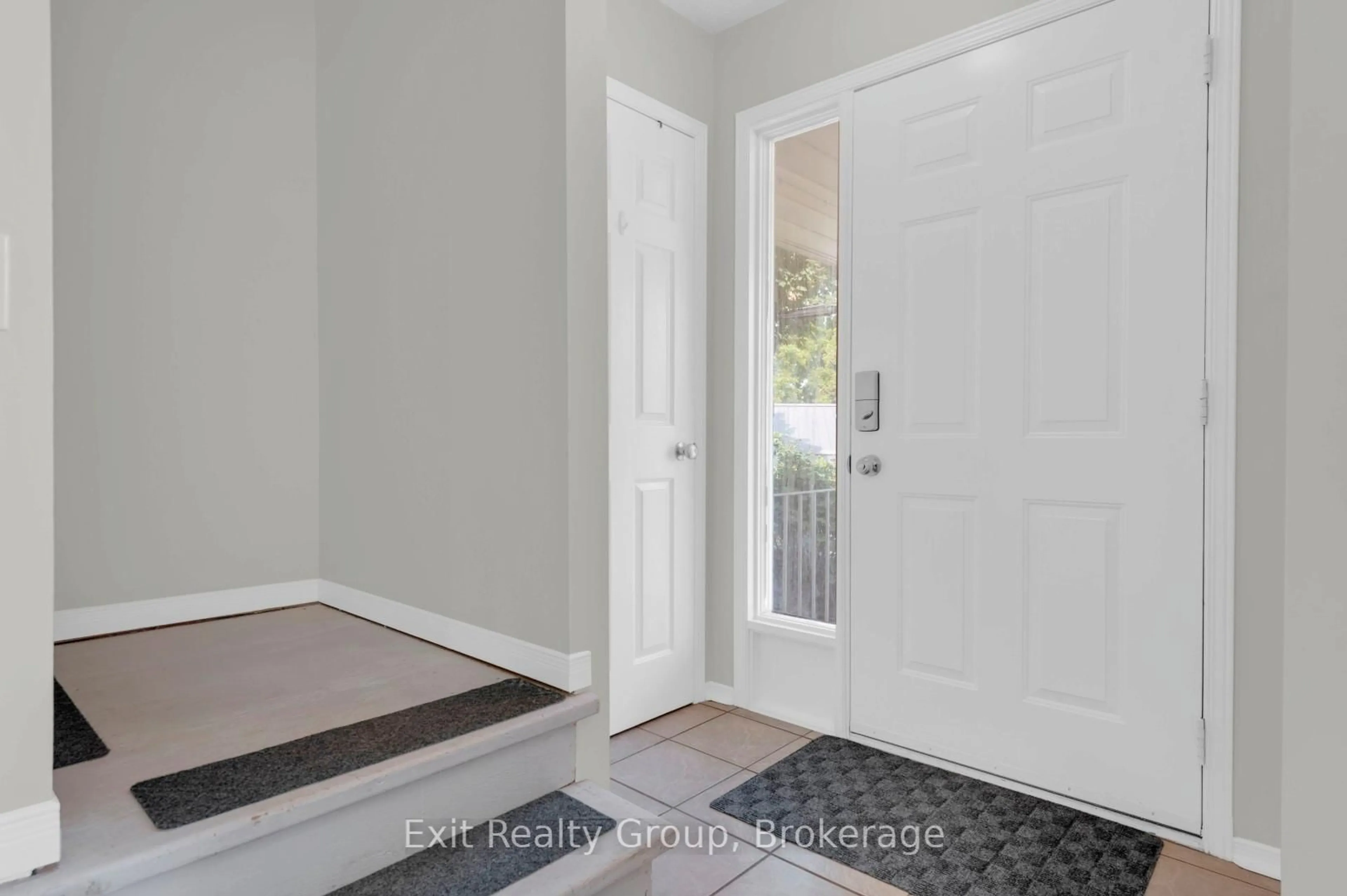 Indoor entryway for 98 Octavia St, Belleville Ontario K8P 3P4