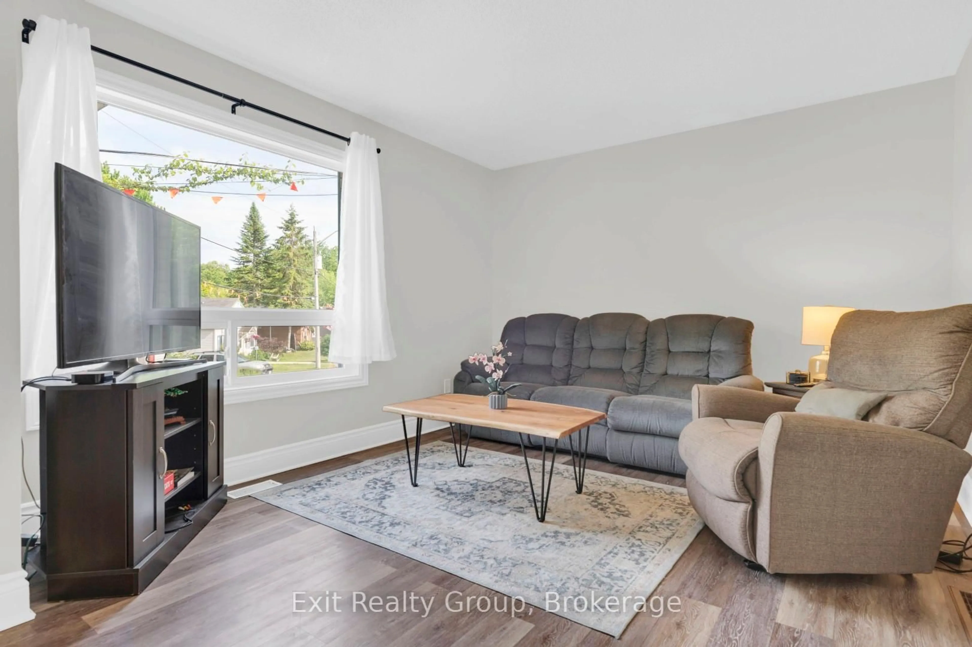 Living room with furniture, wood/laminate floor for 98 Octavia St, Belleville Ontario K8P 3P4