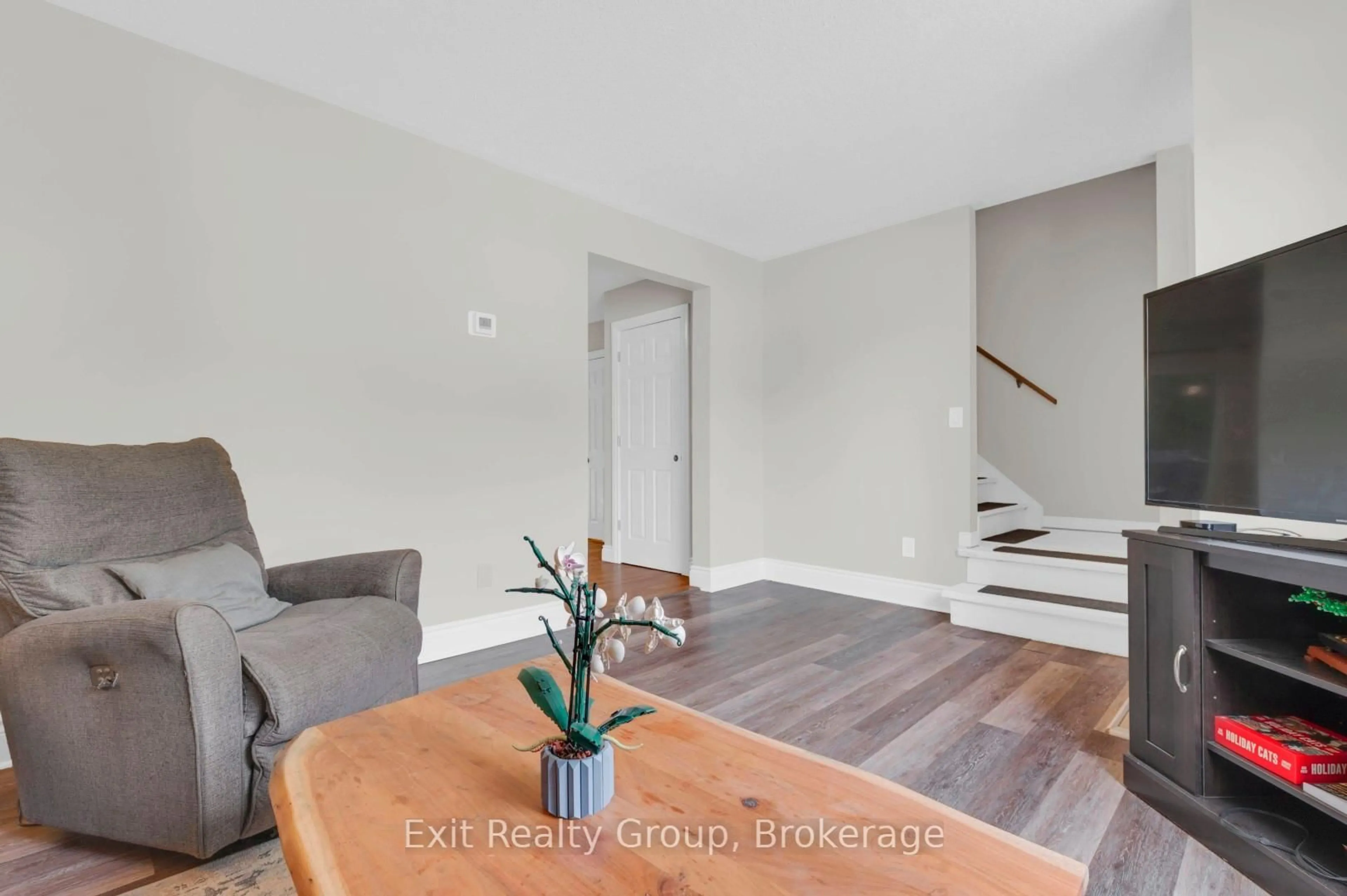 Living room with furniture, unknown for 98 Octavia St, Belleville Ontario K8P 3P4