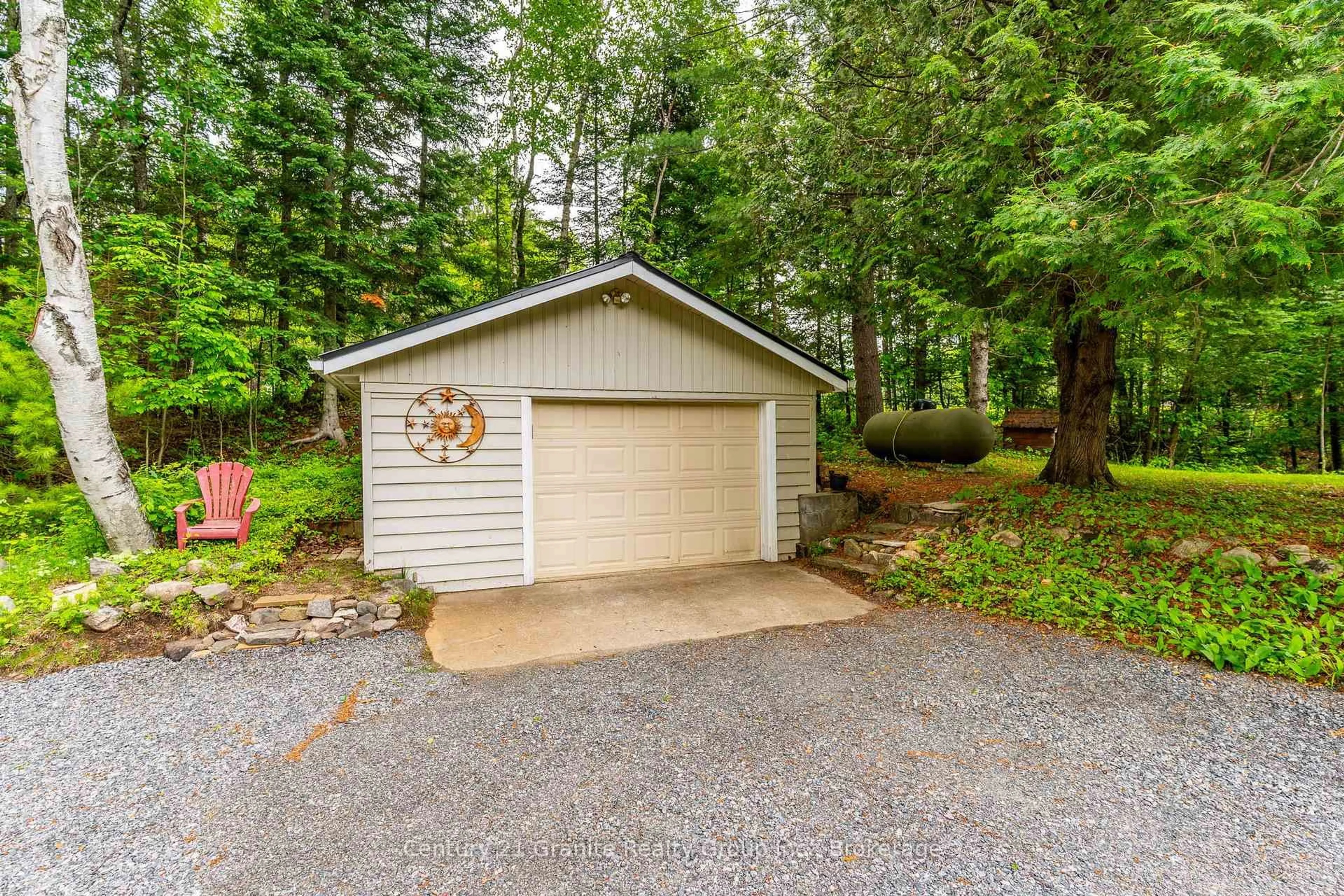 Indoor garage for 1003 Pontiac Dr, Minden Hills Ontario K0M 2K0