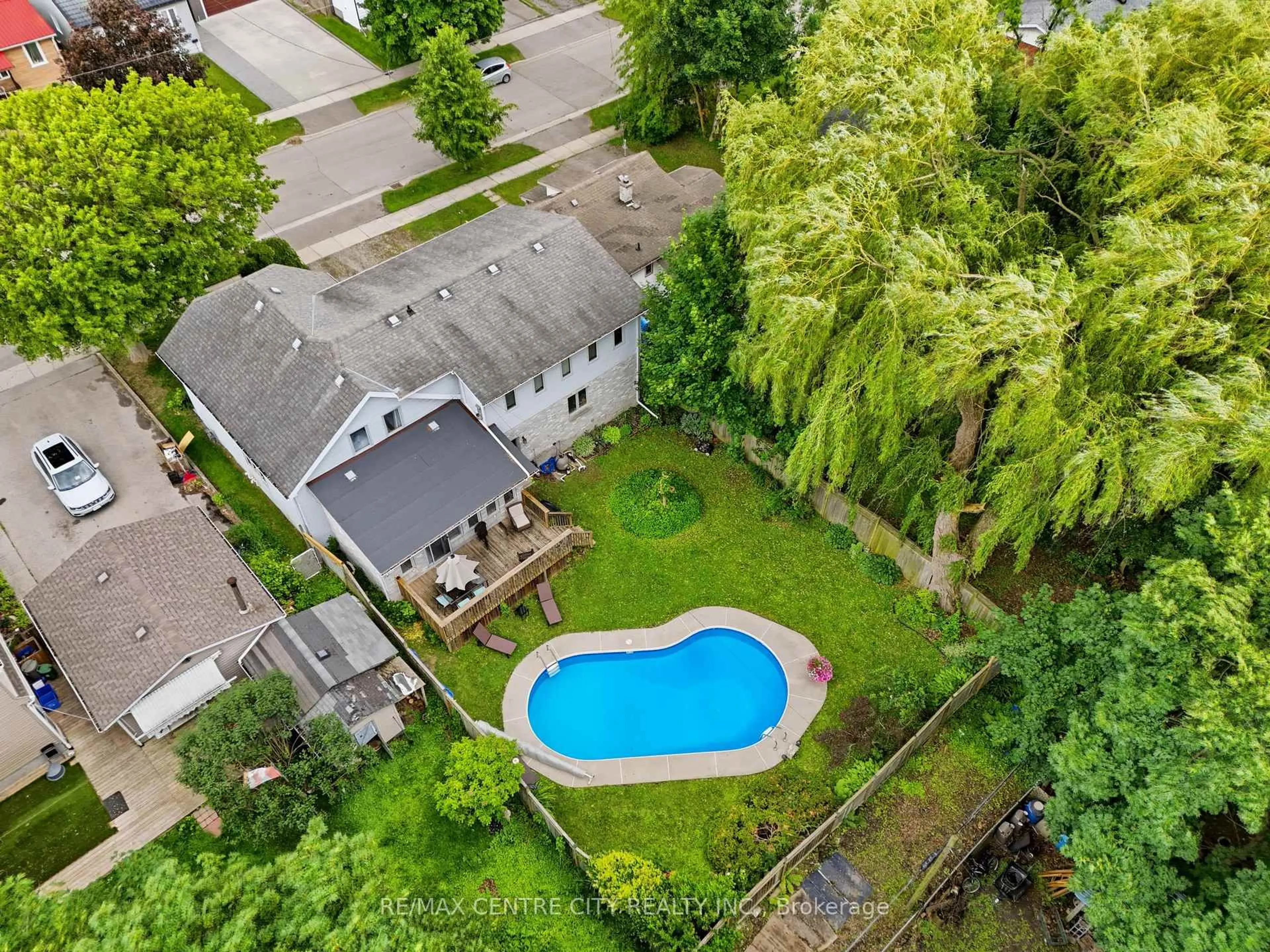 A pic from outside/outdoor area/front of a property/back of a property/a pic from drone, street for 85 Stuart St, London East Ontario N5Y 1S4