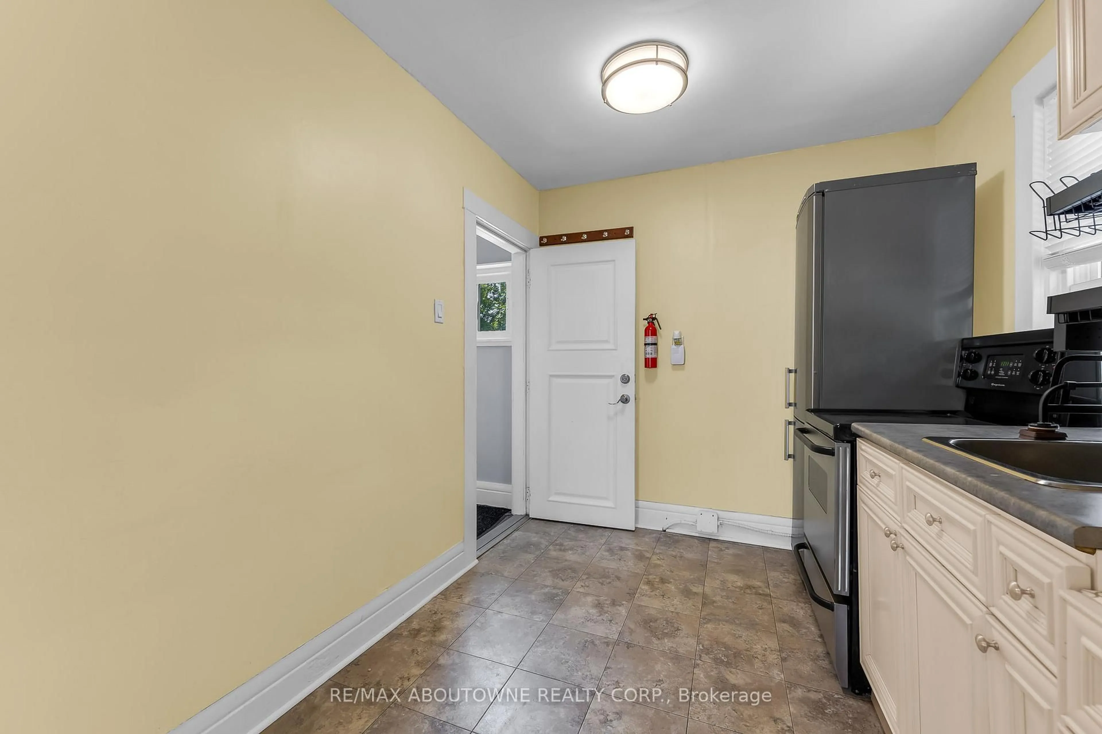 Unknown for 153 Lake St, St. Catharines Ontario L2R 5Y5