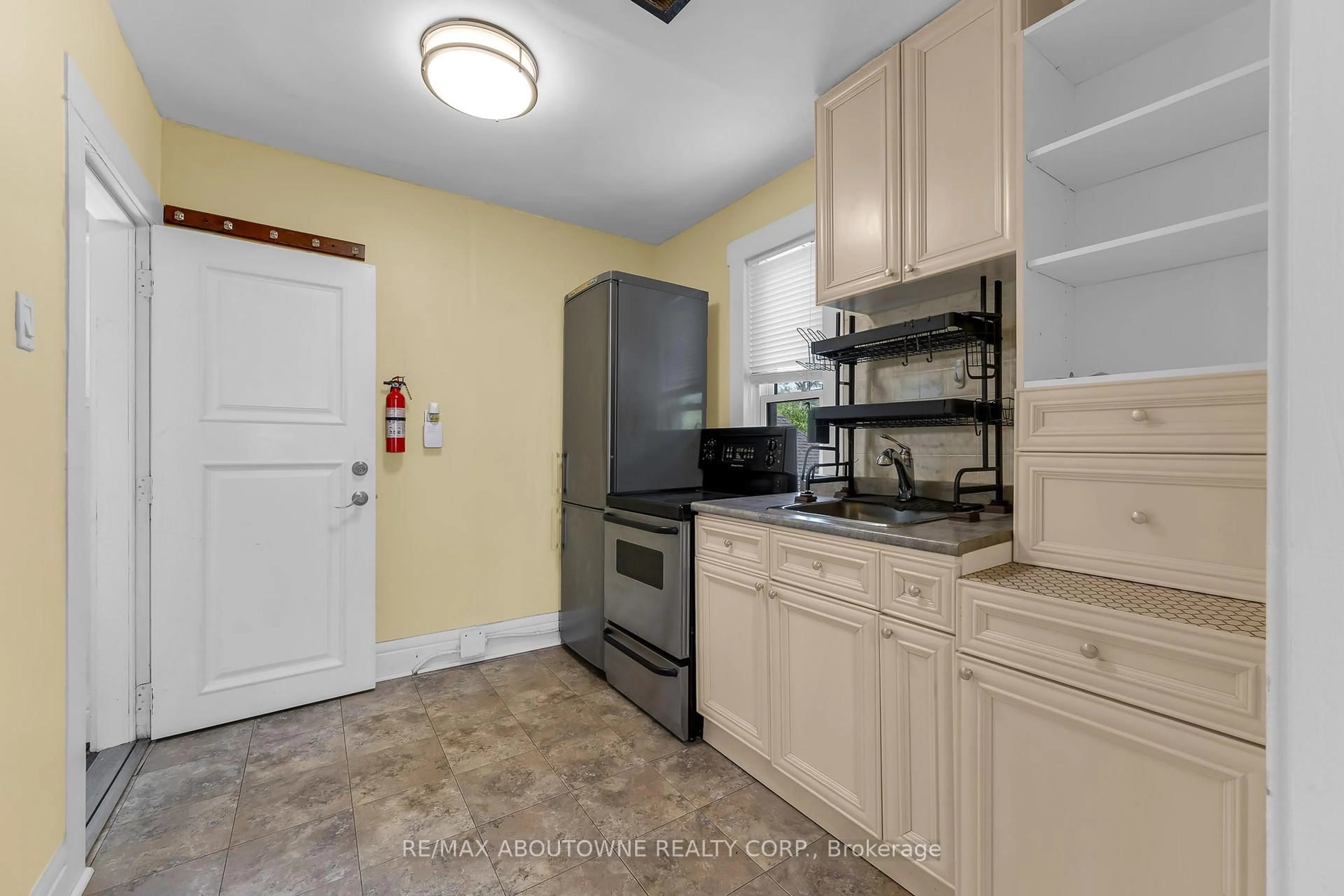 Standard kitchen, ceramic/tile floor for 153 Lake St, St. Catharines Ontario L2R 5Y5
