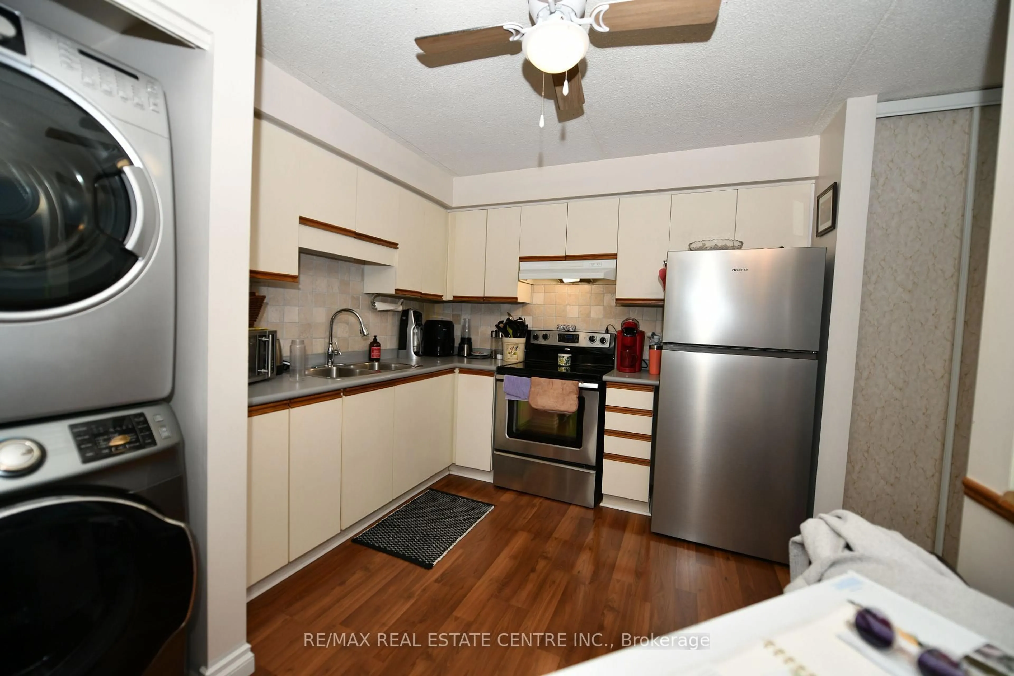 Standard kitchen, wood/laminate floor for 266 Overlea Dr #206, Kitchener Ontario N2M 5N2