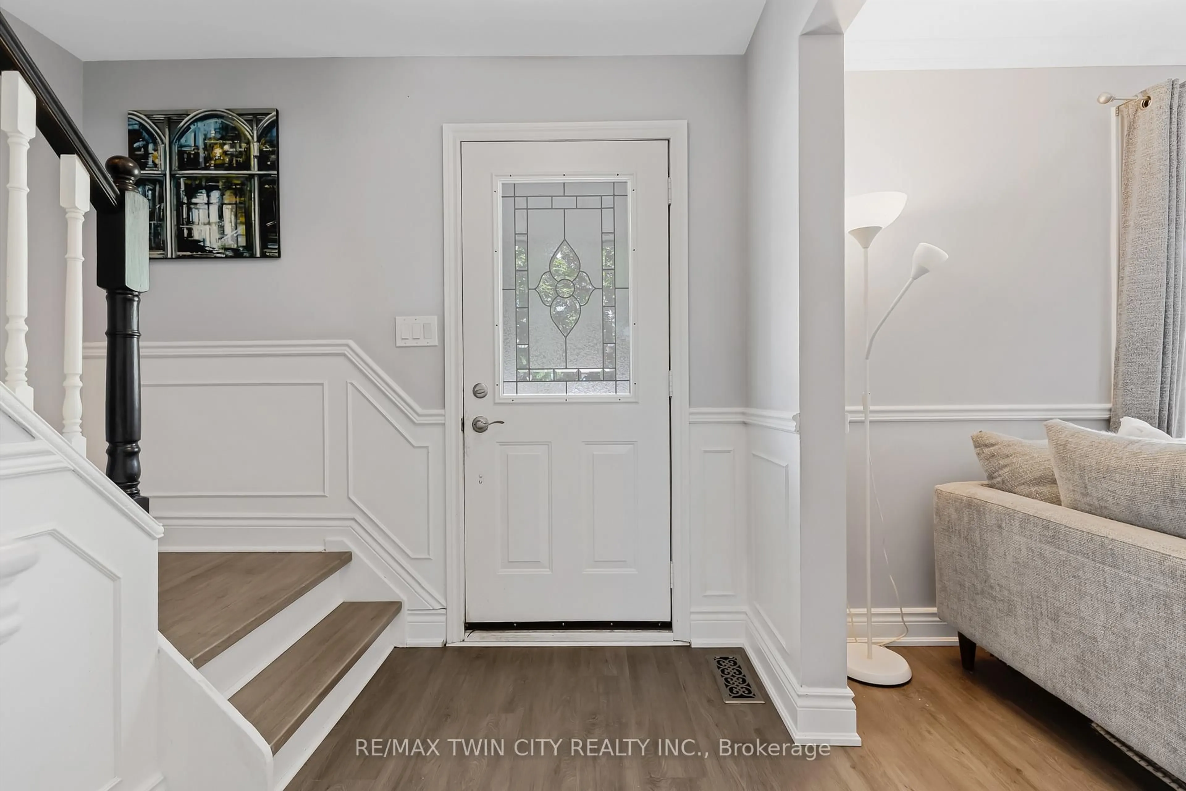 Indoor entryway for 139 Dorset Rd, Cambridge Ontario N1R 2X3