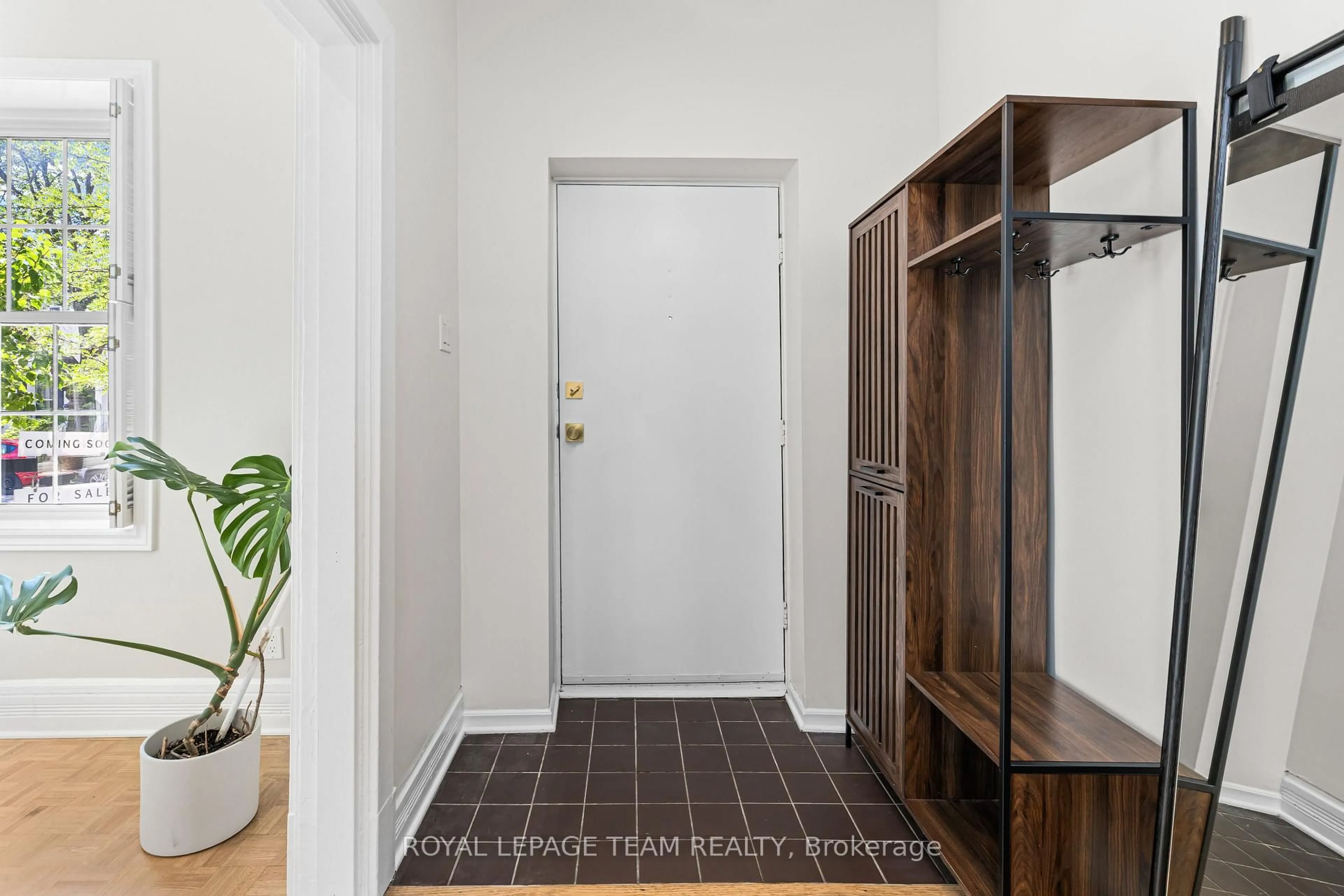 Indoor entryway for 14 Crichton St, Ottawa Ontario K1M 2E2
