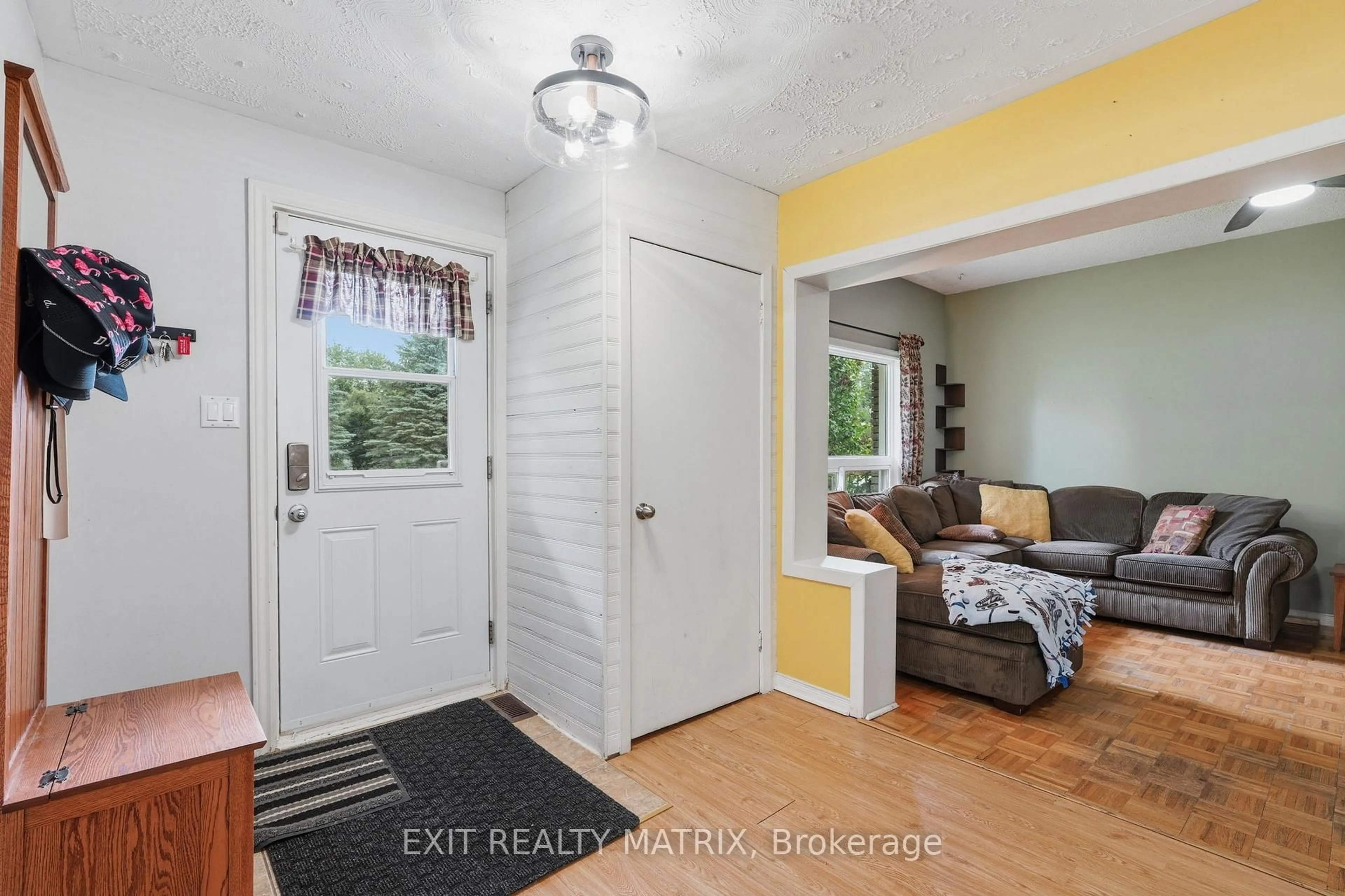 Indoor entryway for 1320 St Joseph Rd, Russell Ontario K0A 1W0