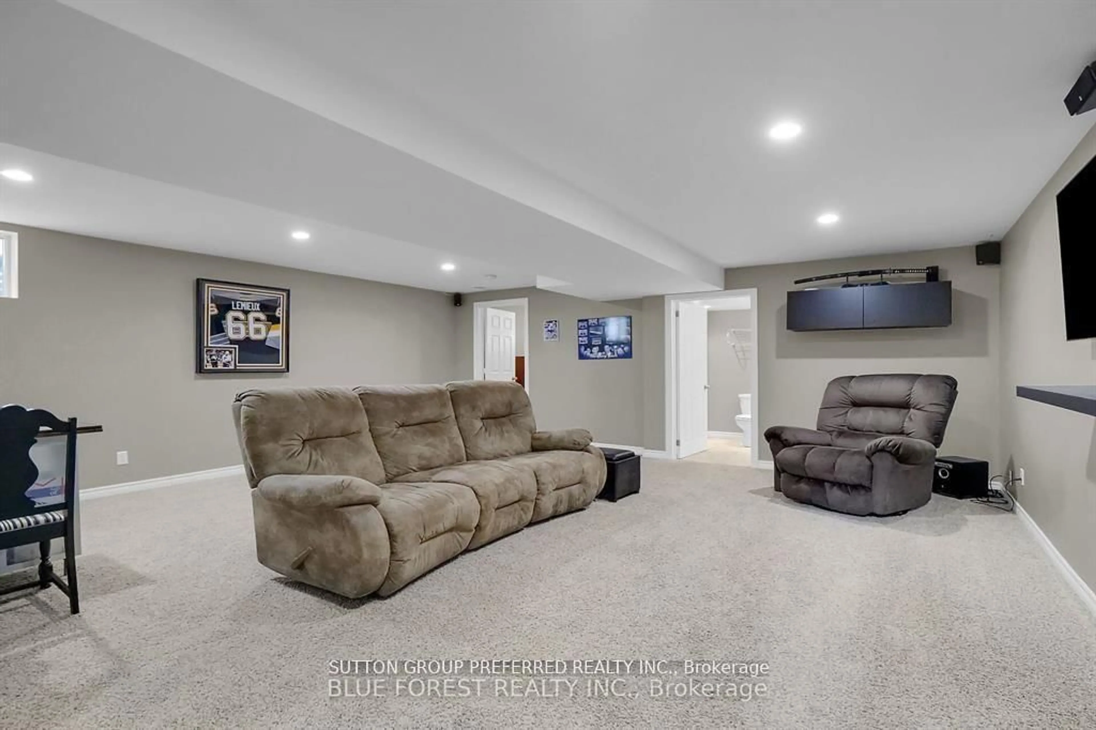 Home theater for 284 Exmouth Circ, London East Ontario N5V 5G6