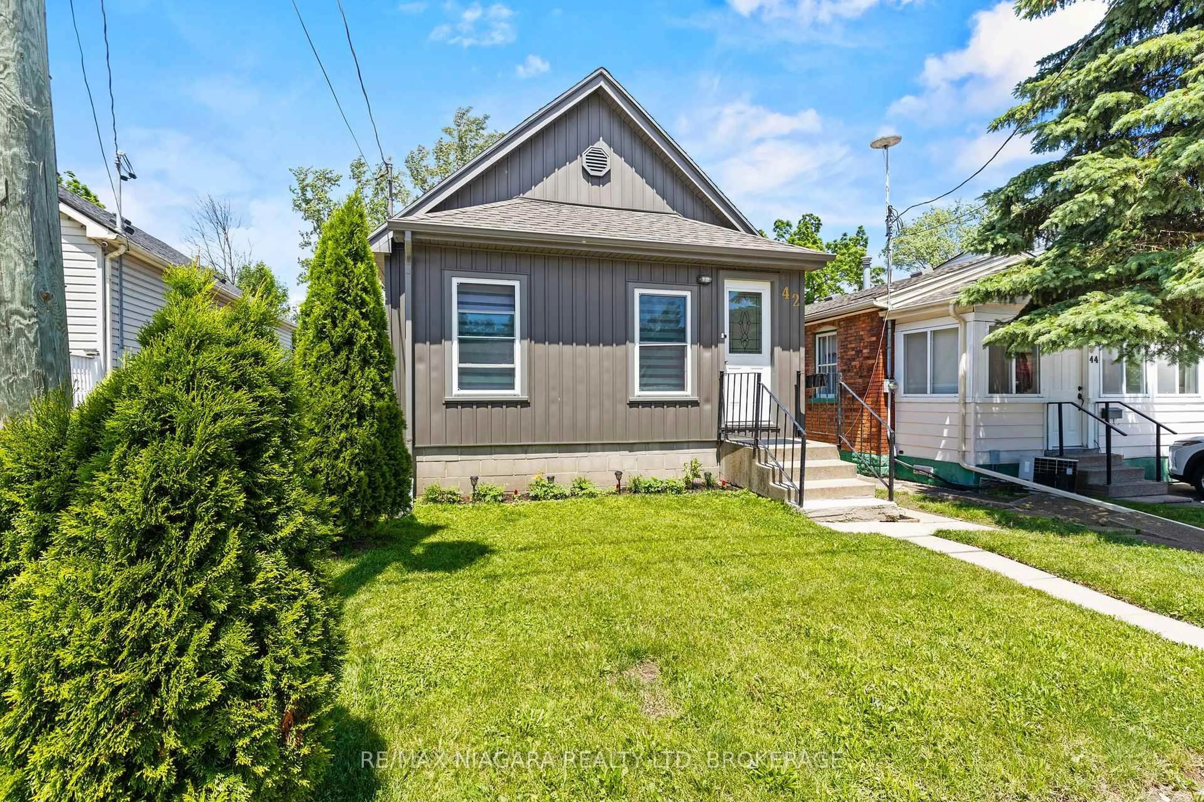 Home with vinyl exterior material, street for 42 Mccormick St, Welland Ontario L3C 4L9