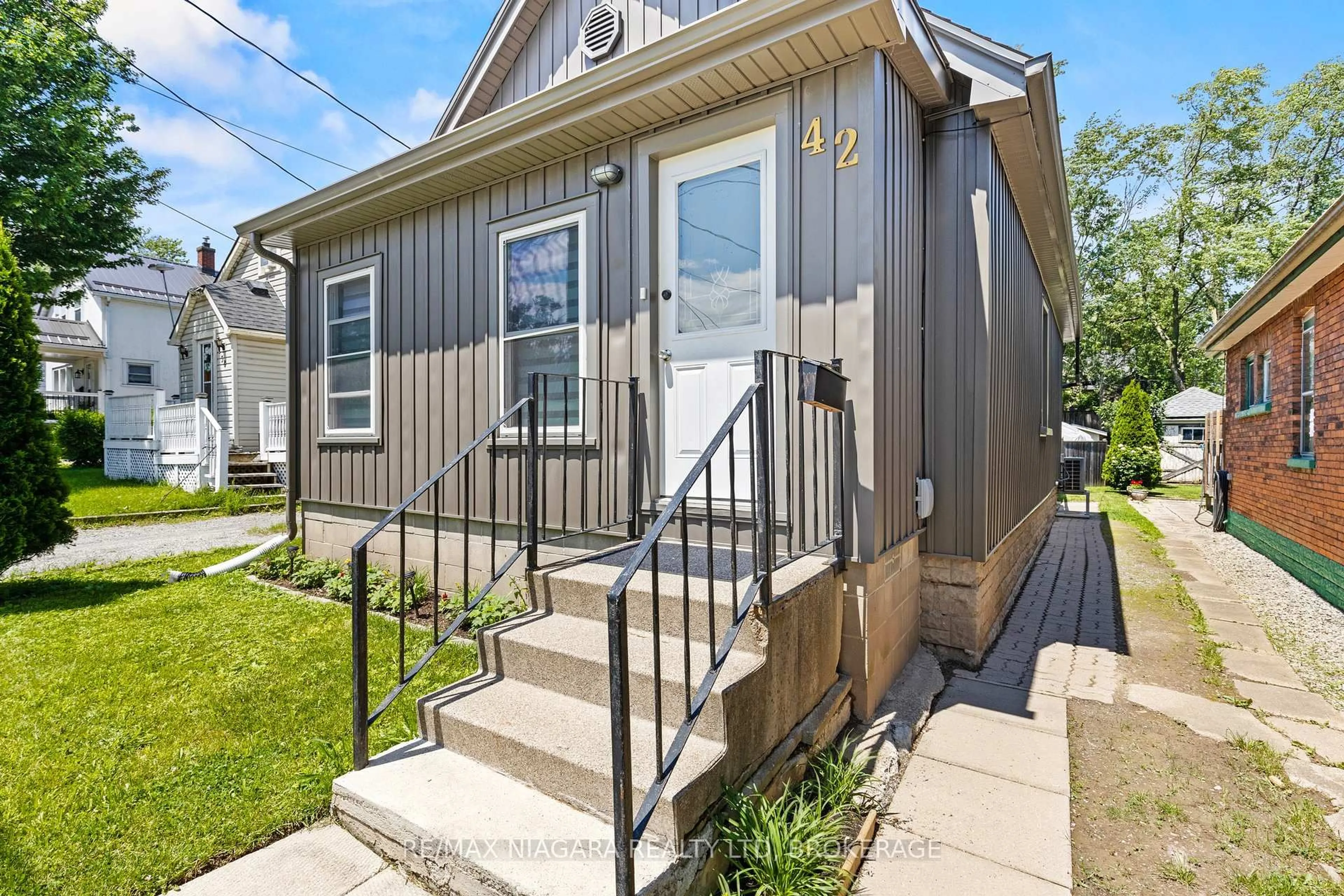 Home with vinyl exterior material, street for 42 Mccormick St, Welland Ontario L3C 4L9