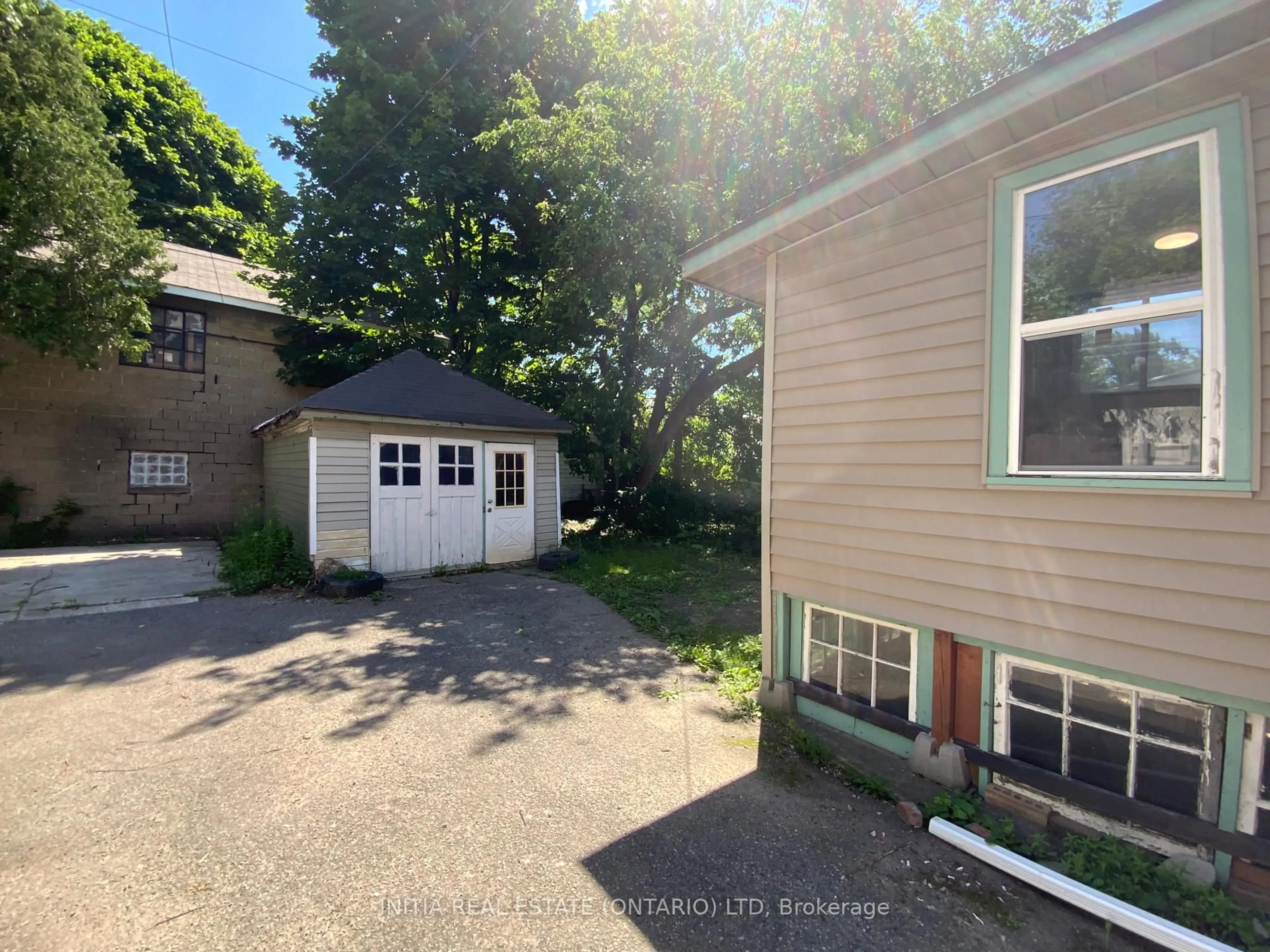 A pic from outside/outdoor area/front of a property/back of a property/a pic from drone, street for 356 Rankin Ave, Windsor Ontario N9B 2R7