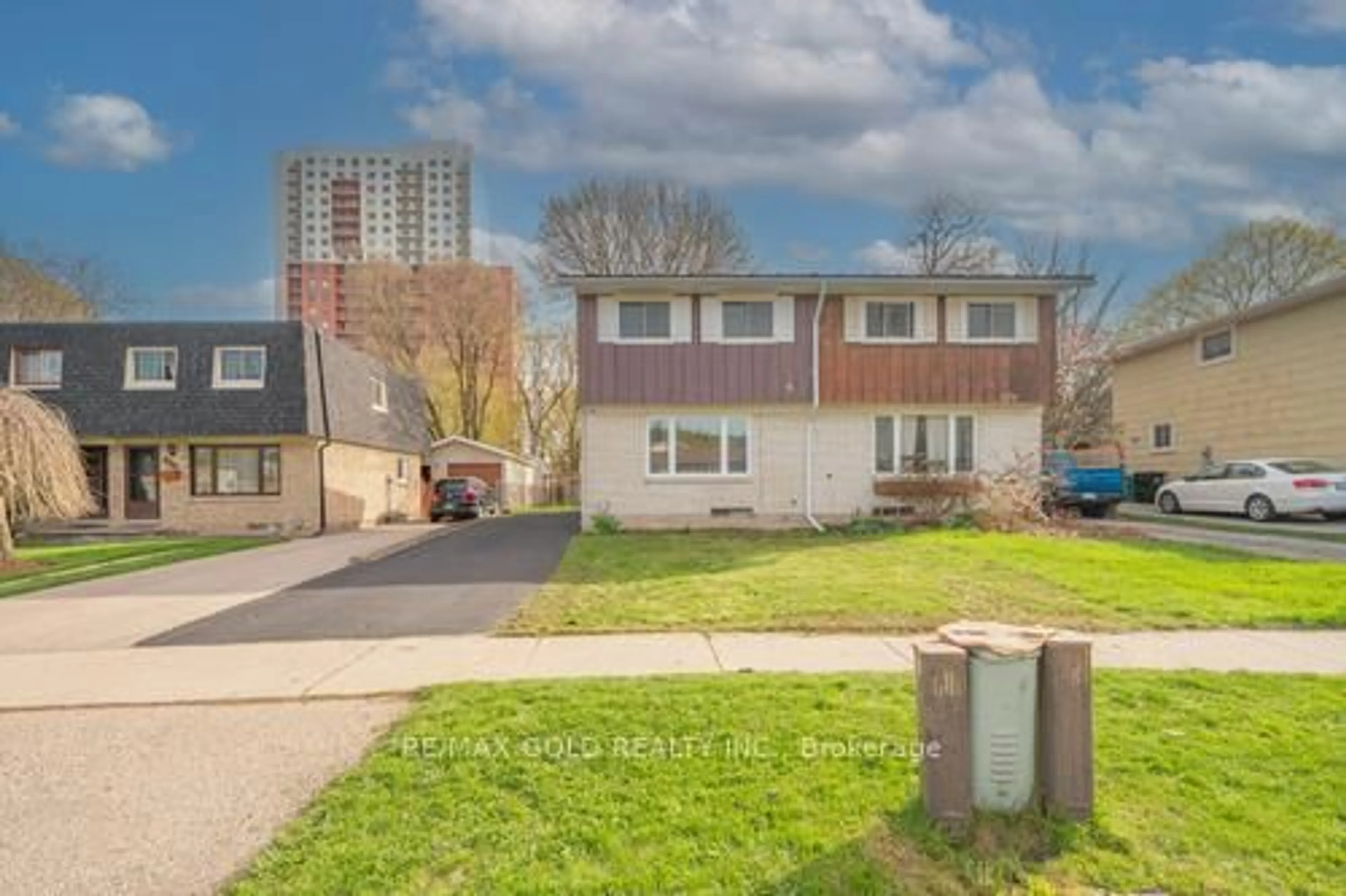 A pic from outside/outdoor area/front of a property/back of a property/a pic from drone, street for 281 Morgan Ave, Kitchener Ontario N2A 2M7