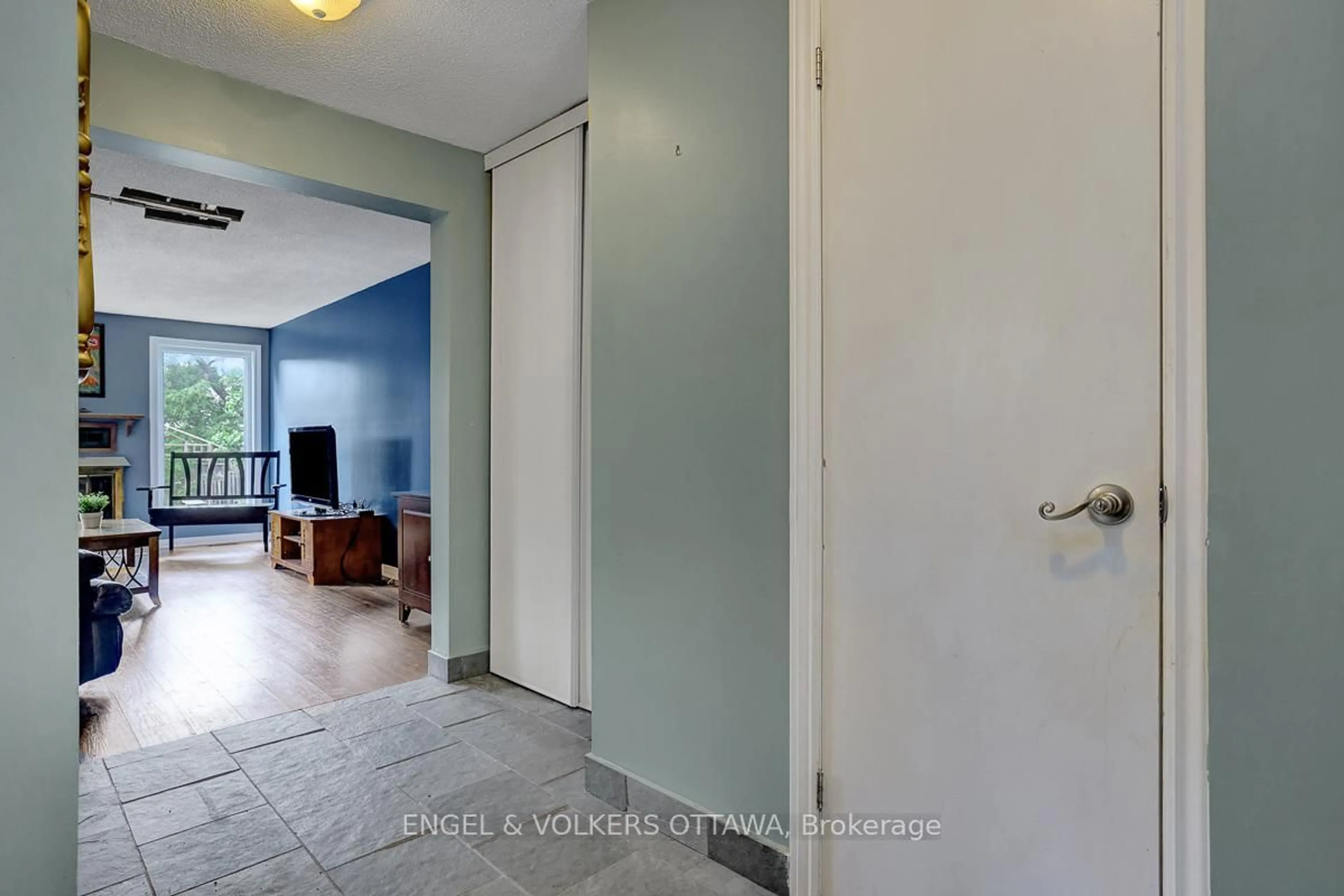 Indoor foyer for 1844 Prestwick Dr, Orleans Ontario K1E 2T3