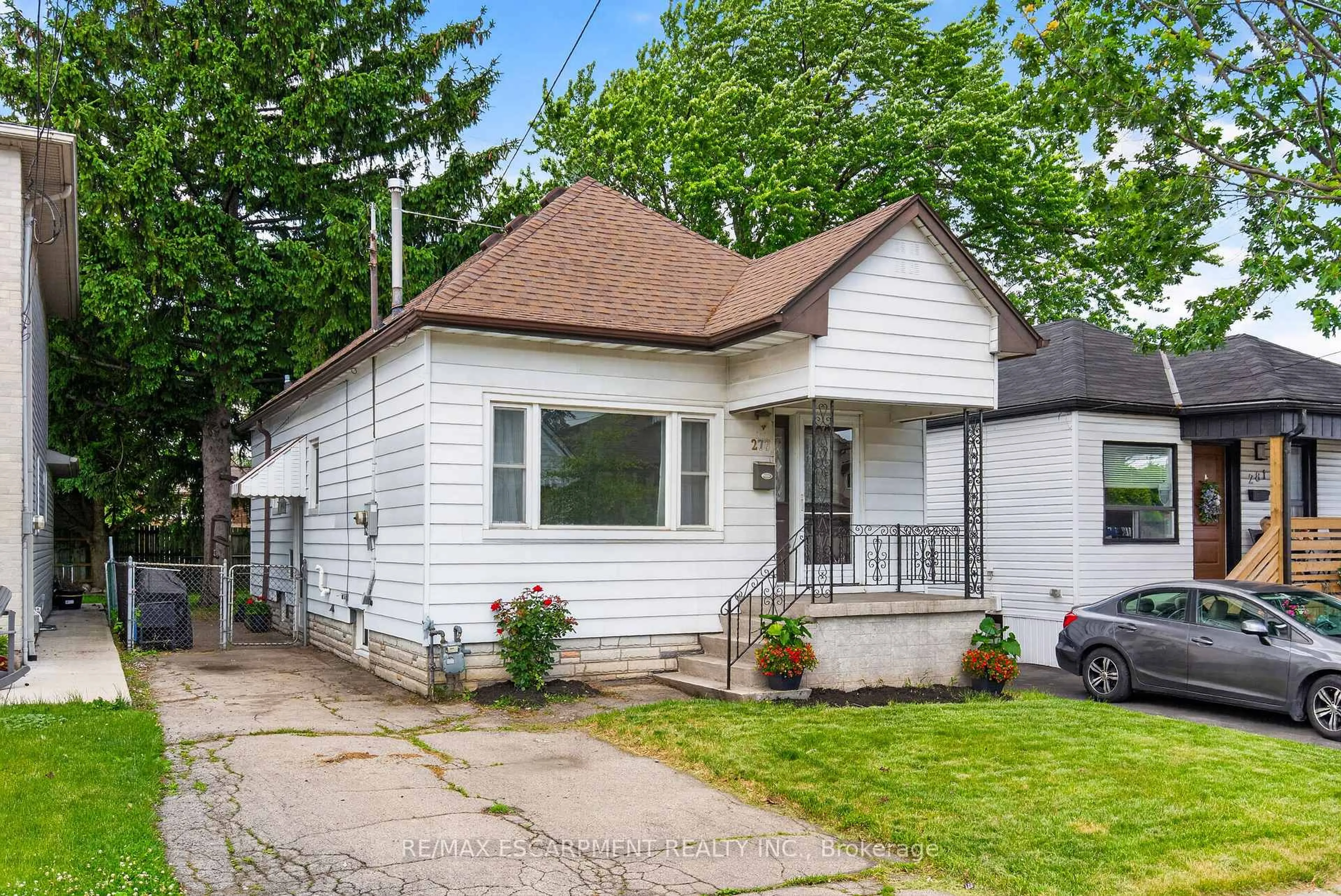 Home with vinyl exterior material, street for 277 Normanhurst Ave, Hamilton Ontario L8H 5N3
