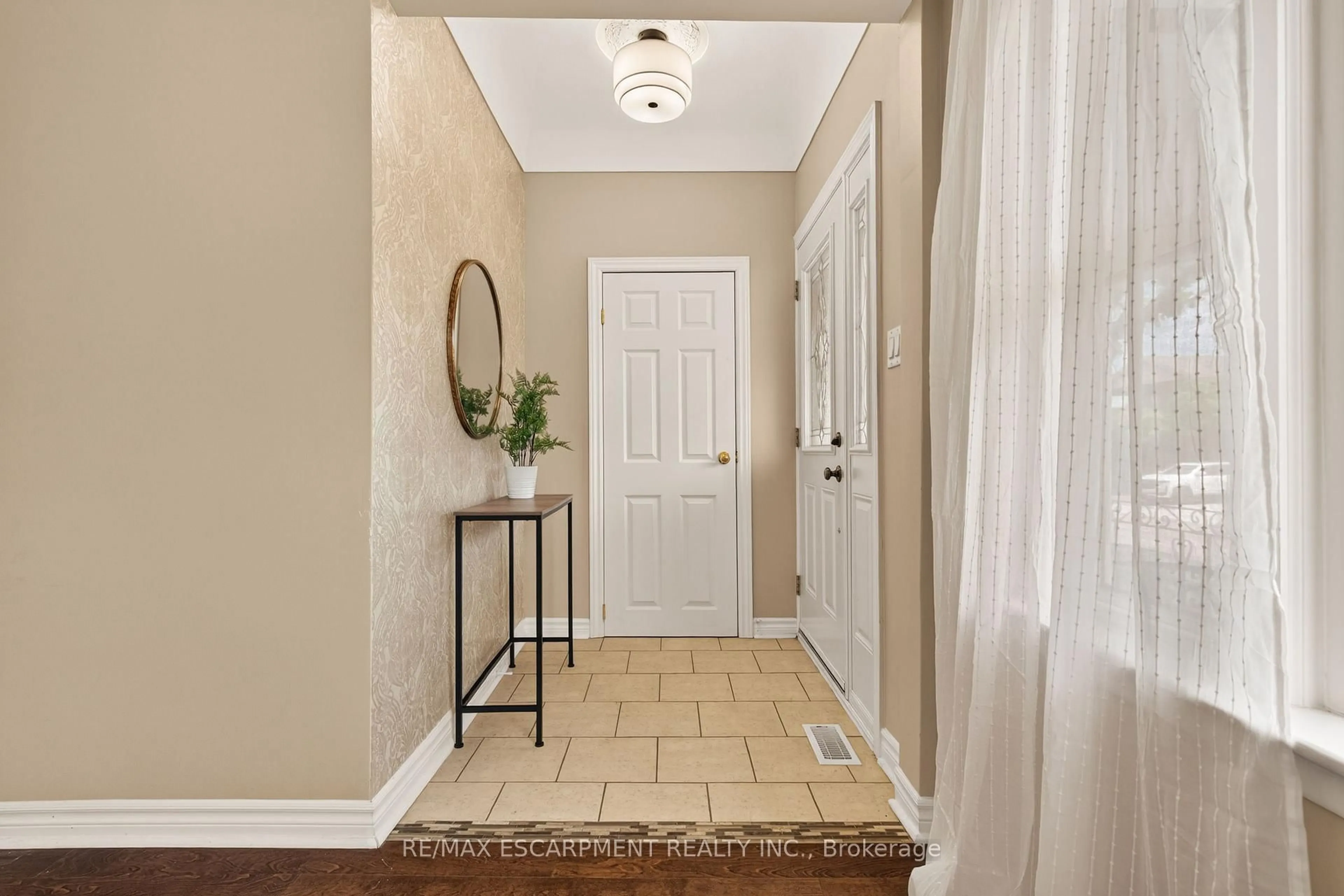 Indoor entryway for 277 Normanhurst Ave, Hamilton Ontario L8H 5N3