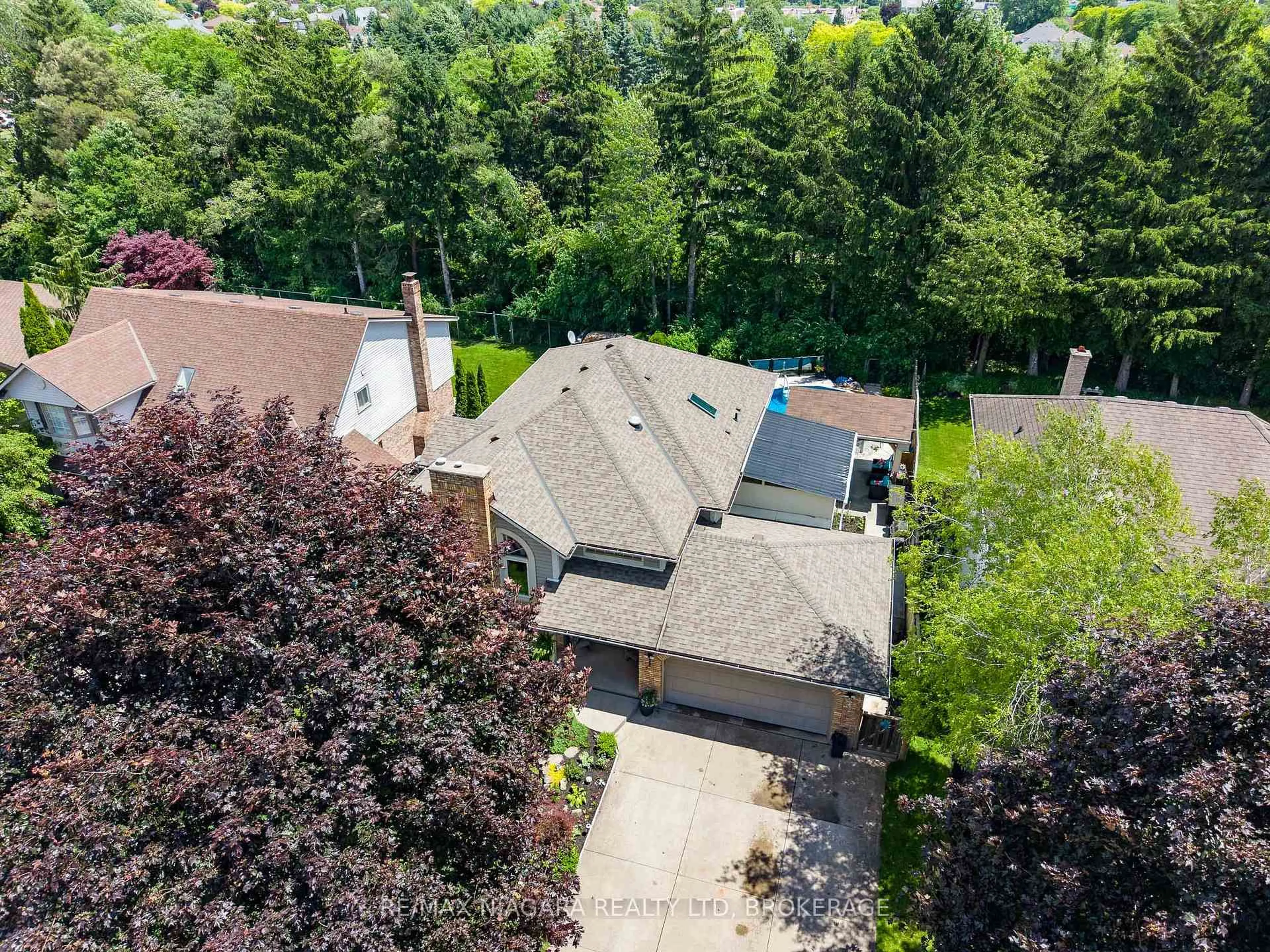 A pic from outside/outdoor area/front of a property/back of a property/a pic from drone, unknown for 3786 Northwood Dr, Niagara Falls Ontario L2H 2Y5