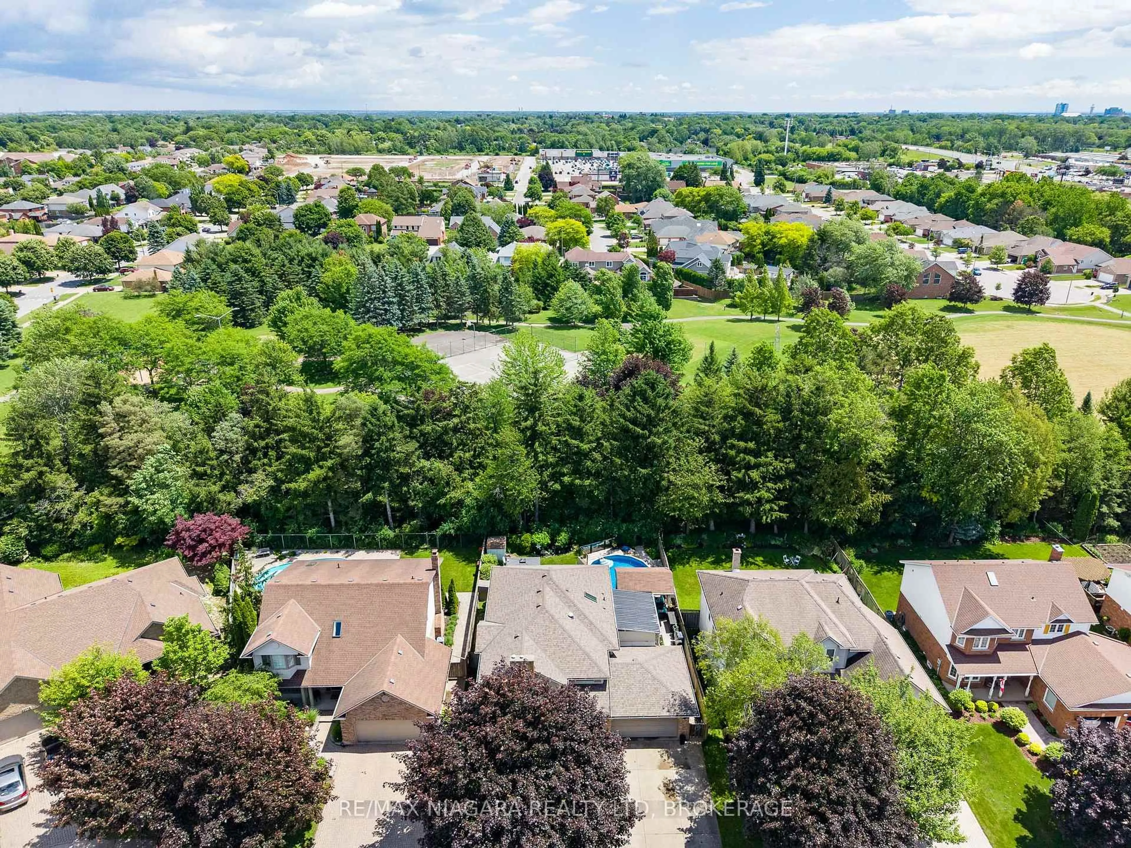 A pic from outside/outdoor area/front of a property/back of a property/a pic from drone, city buildings view from balcony for 3786 Northwood Dr, Niagara Falls Ontario L2H 2Y5