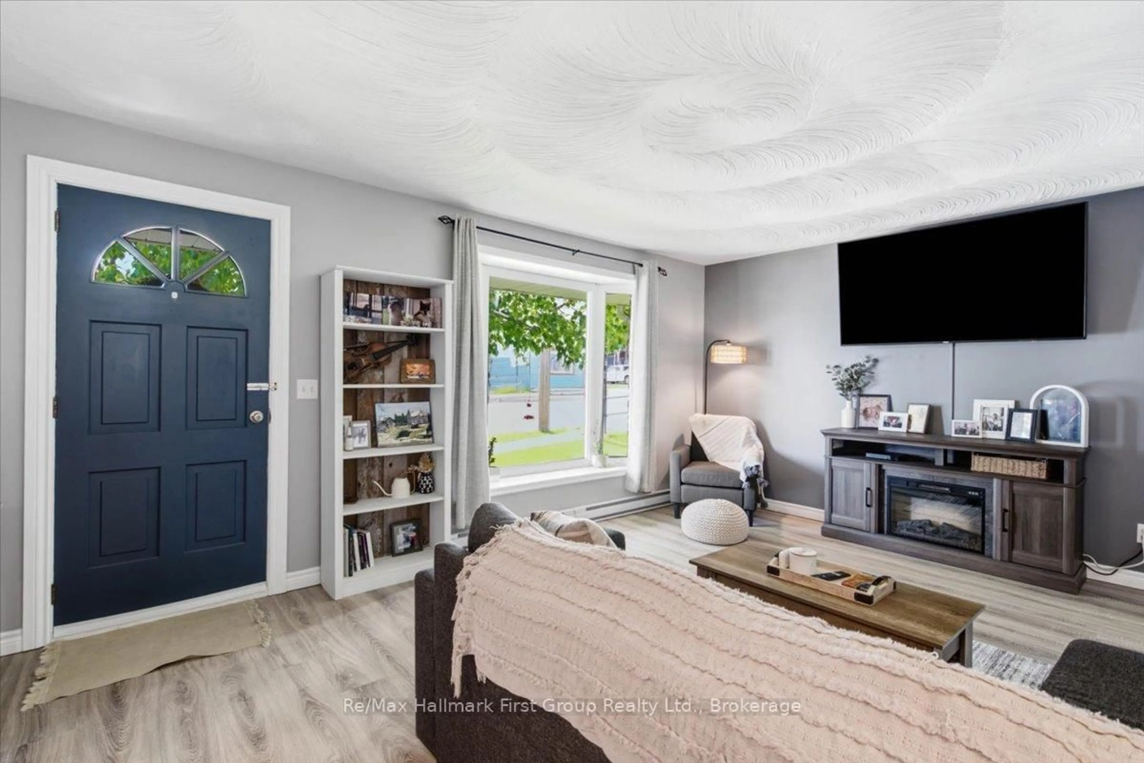 Living room with furniture, unknown for 68 Queen St, Tweed Ontario K0K 2L0