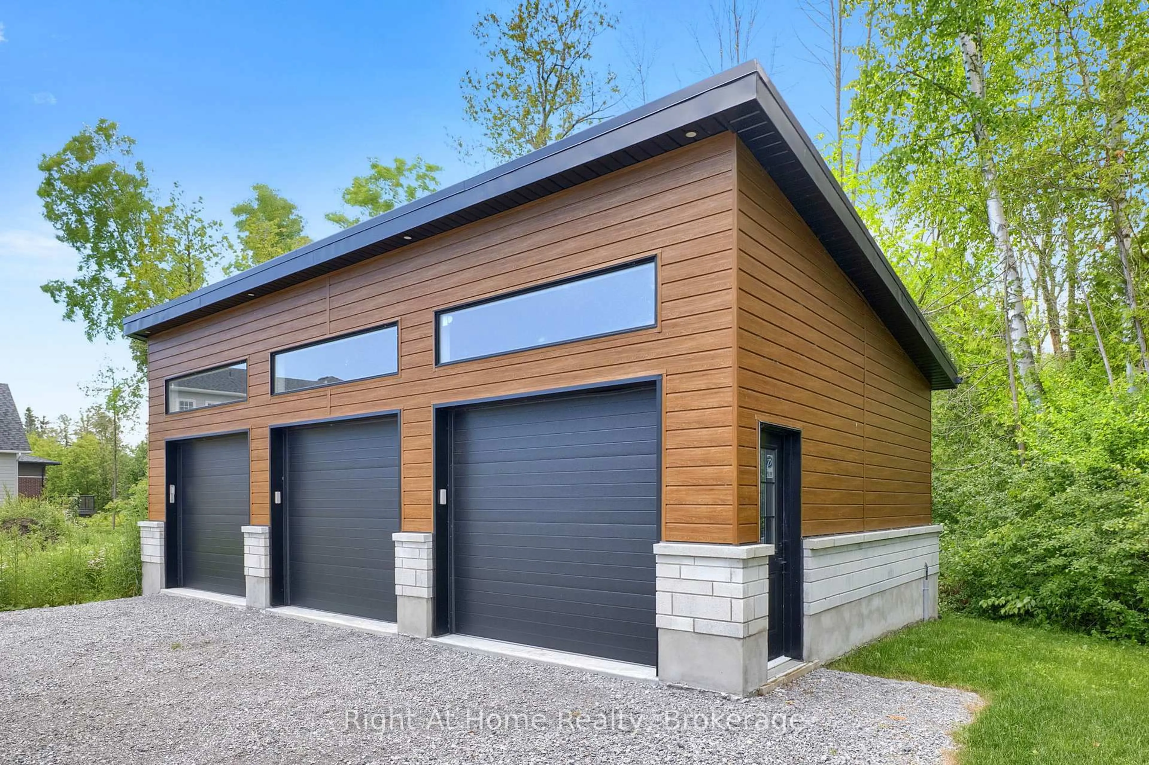 Indoor garage for 213 Suzanne Mess Blvd, Cobourg Ontario K9A 3L3