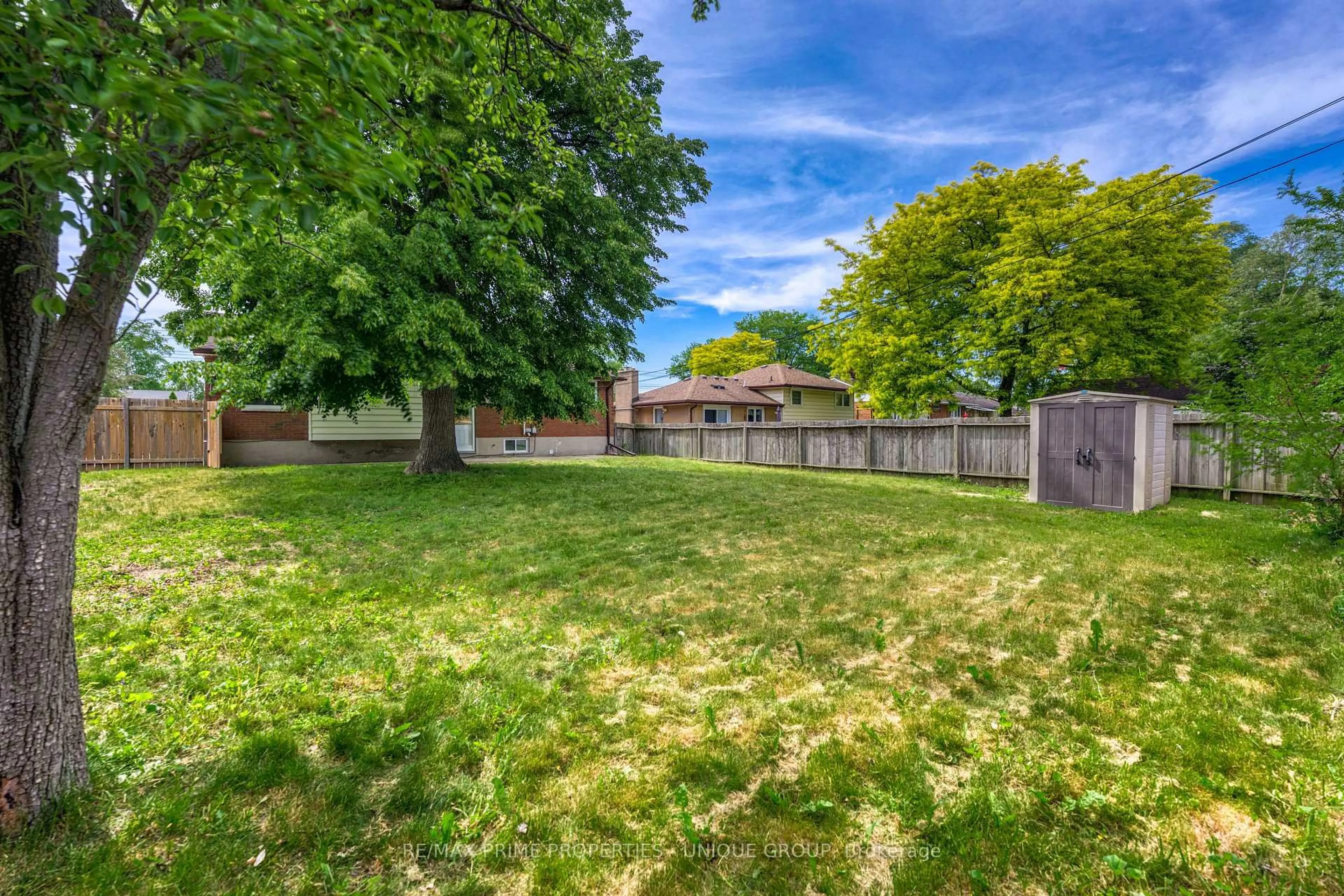Patio, street for 890 Hollands Ave, Sarnia Ontario N7S 3C1