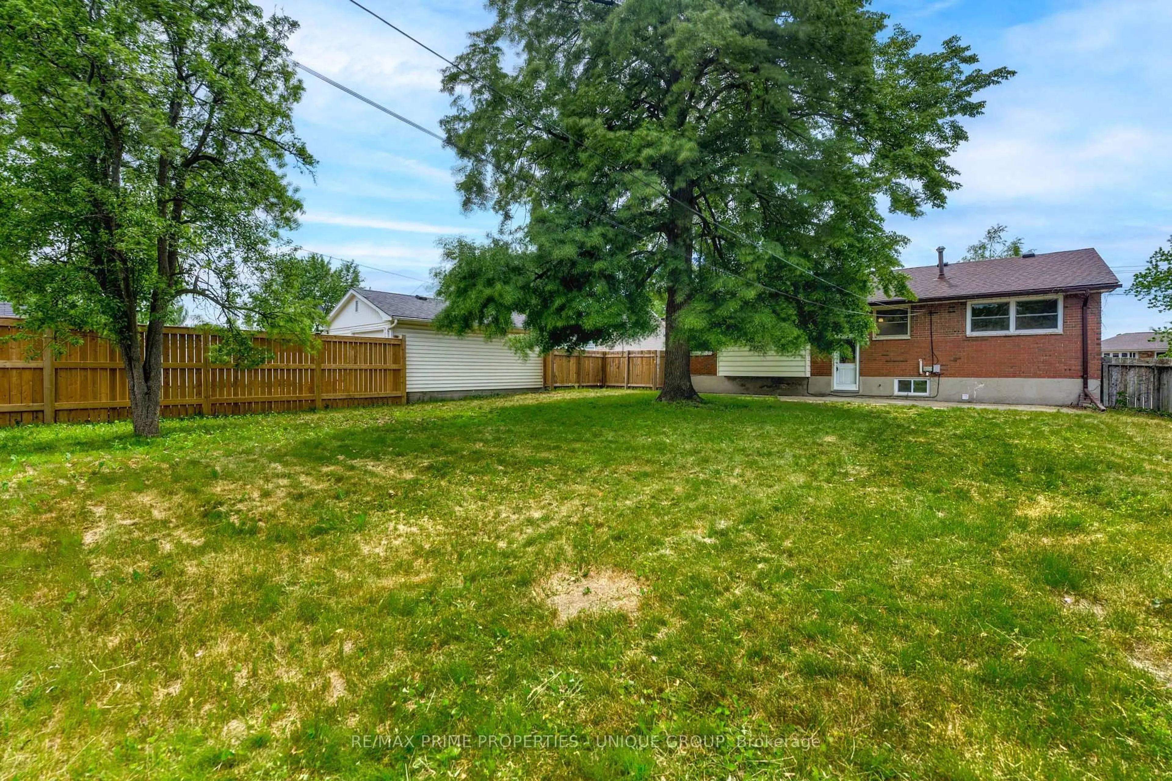 Patio, street for 890 Hollands Ave, Sarnia Ontario N7S 3C1