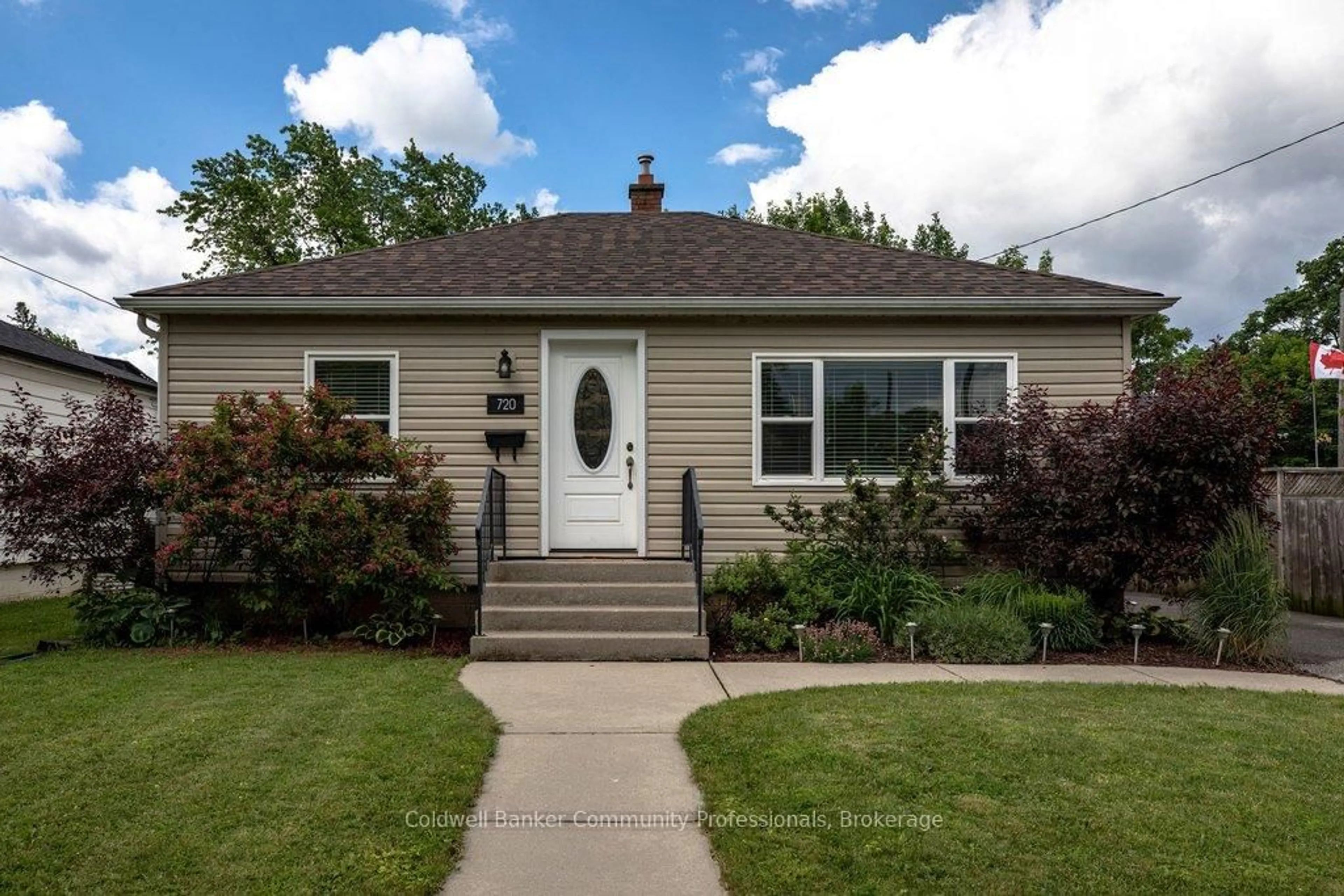 Home with vinyl exterior material, street for 720 Britannia Ave, Hamilton Ontario L8H 2A9