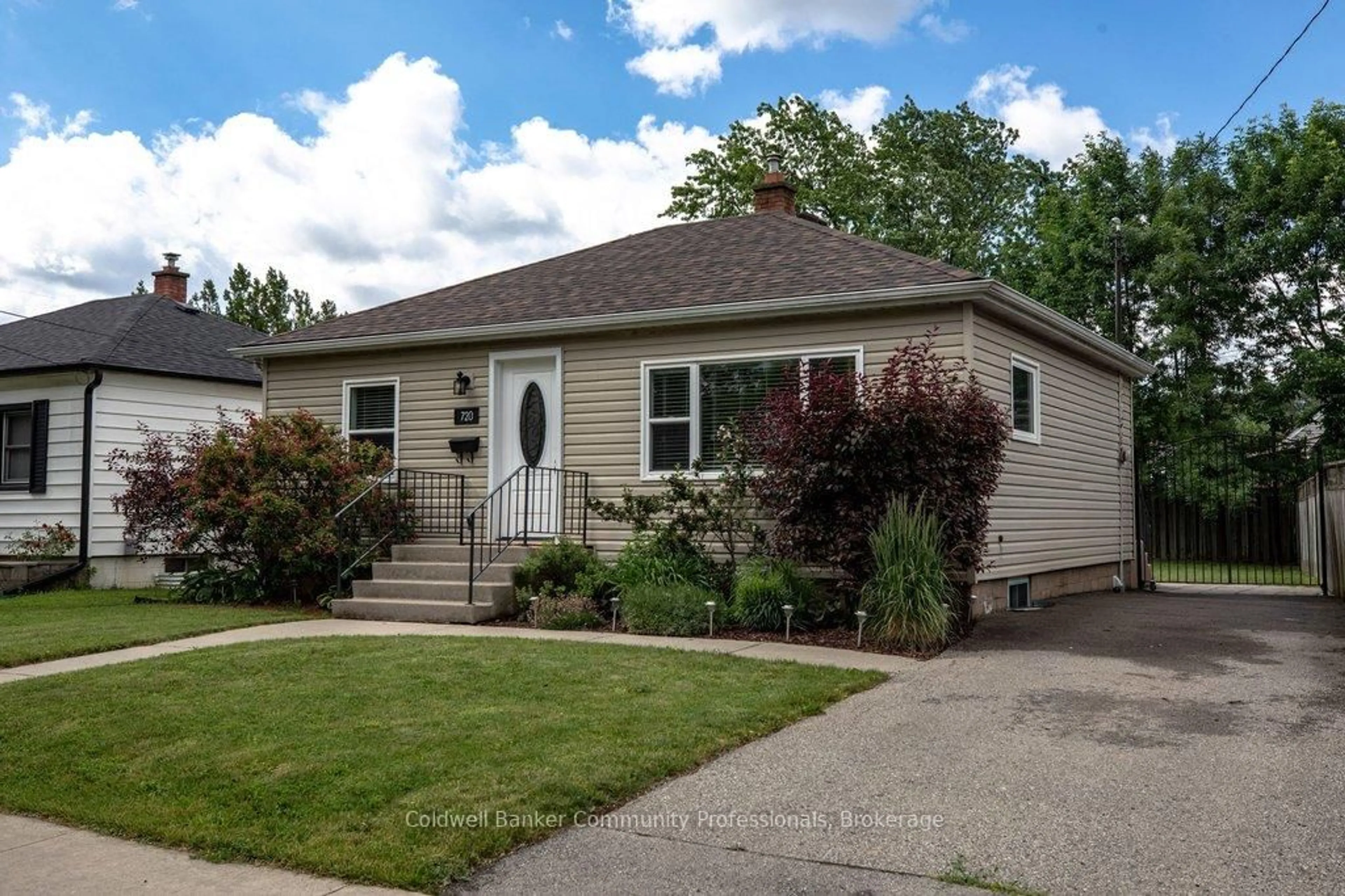 Home with vinyl exterior material, street for 720 Britannia Ave, Hamilton Ontario L8H 2A9