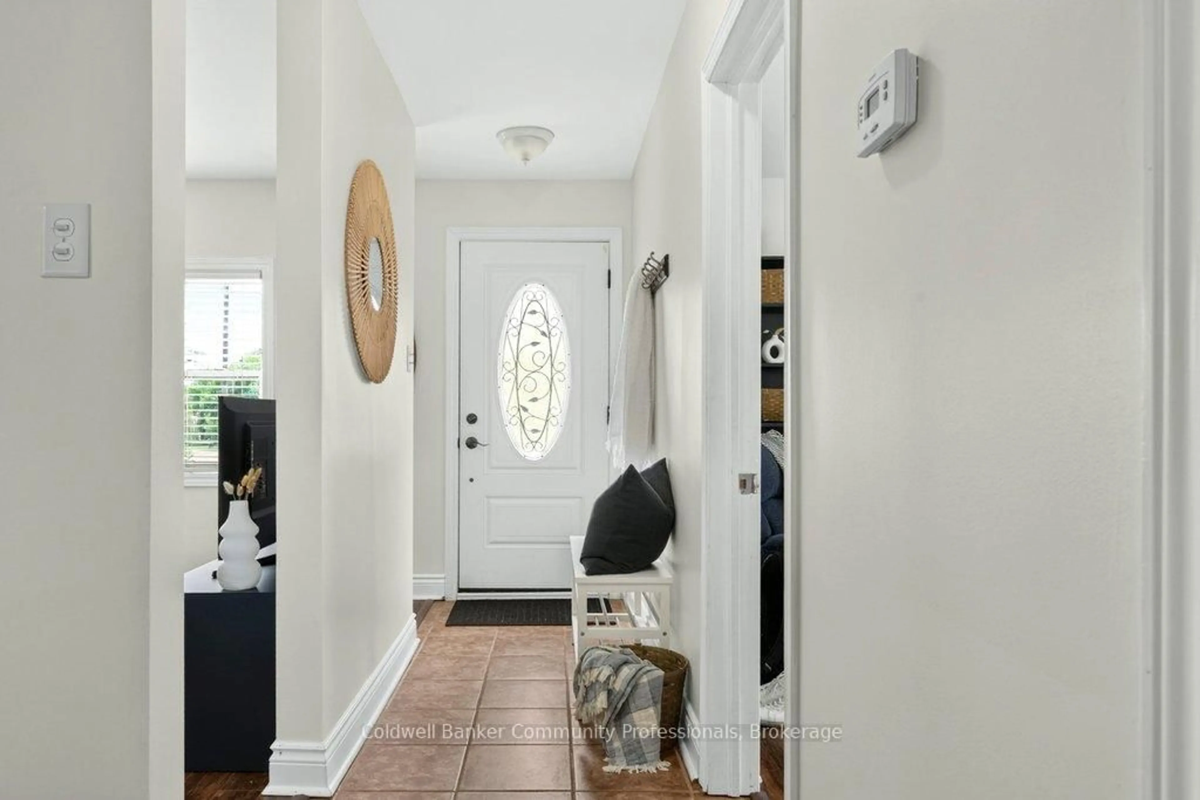 Indoor entryway for 720 Britannia Ave, Hamilton Ontario L8H 2A9