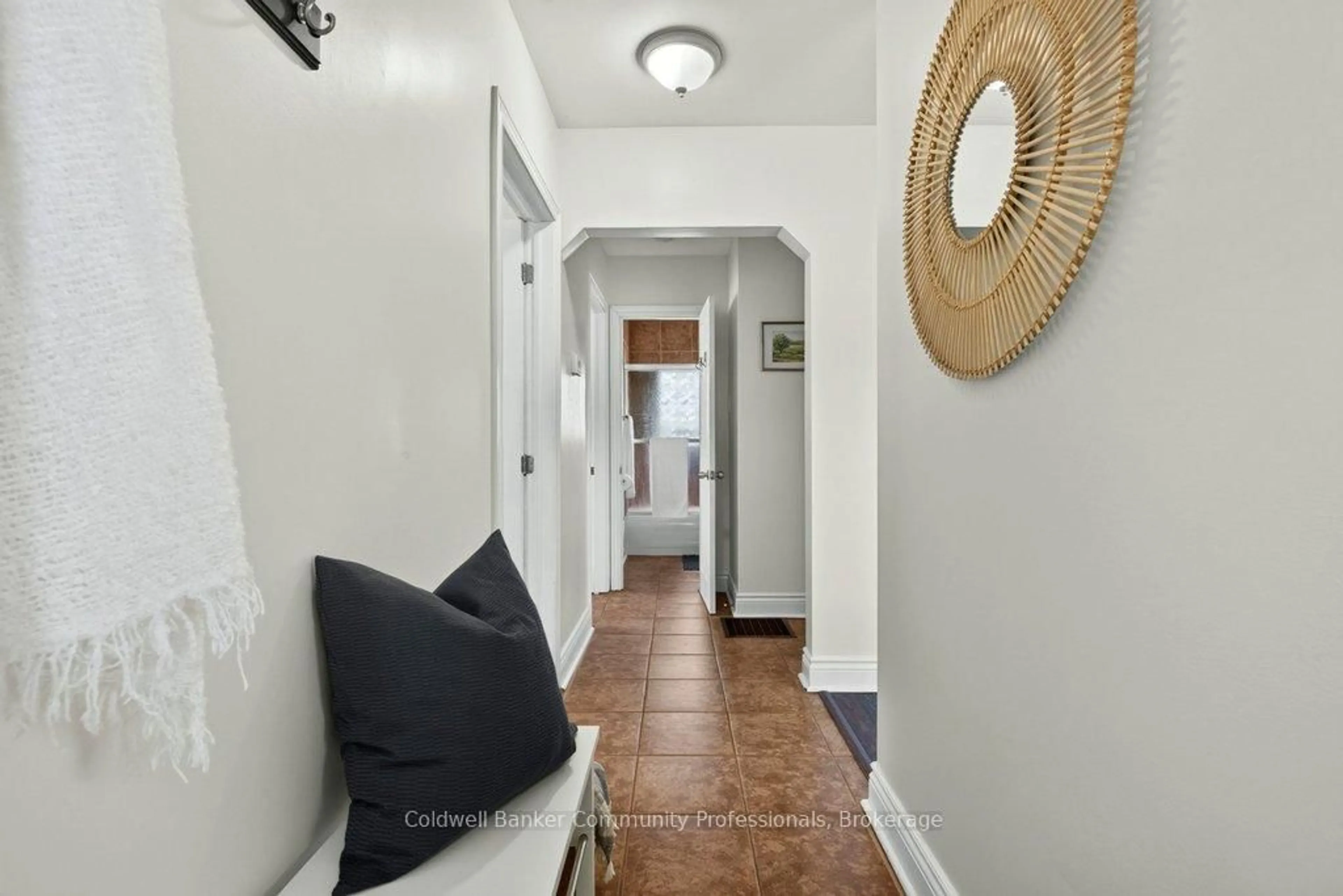 Indoor entryway for 720 Britannia Ave, Hamilton Ontario L8H 2A9