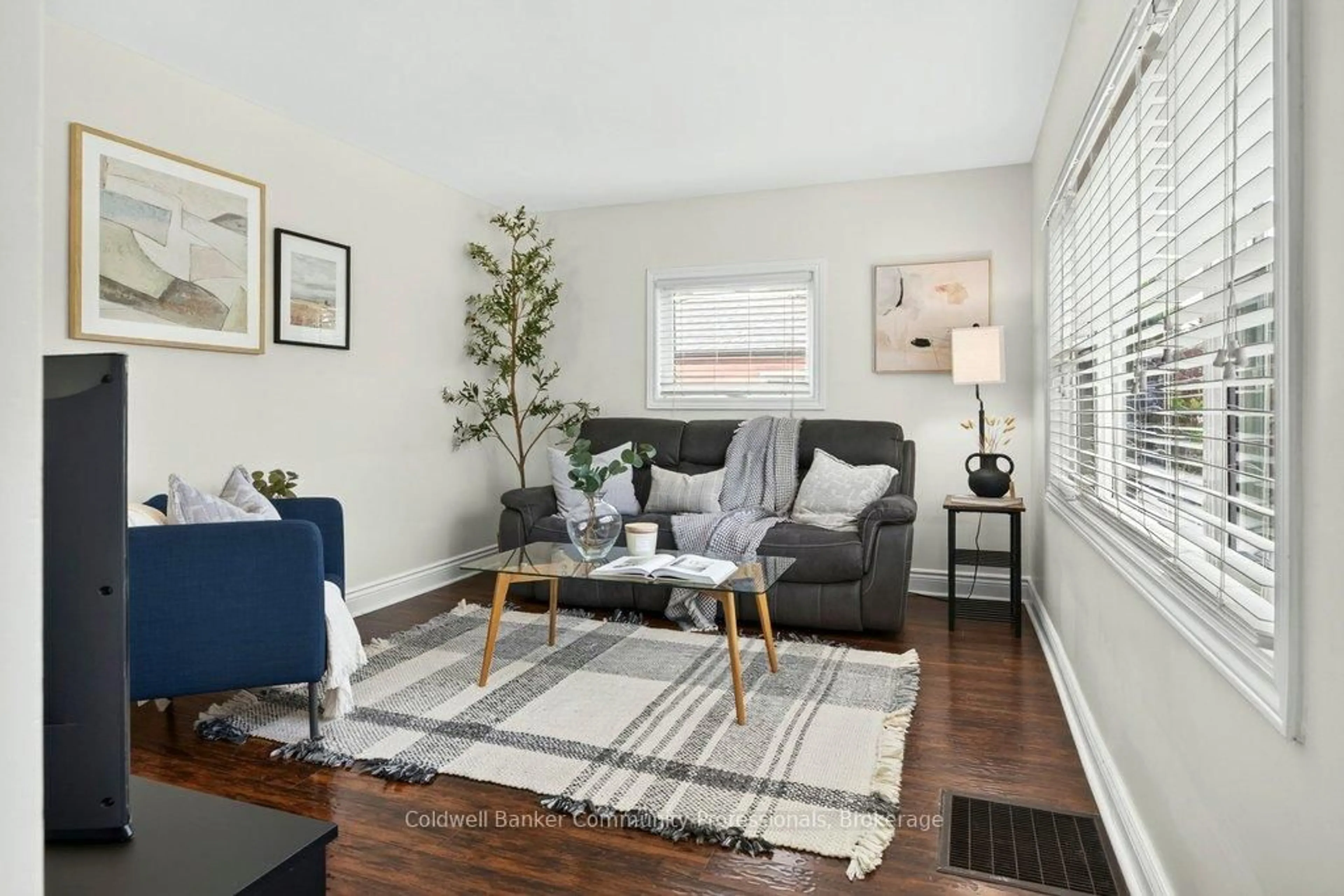 Living room with furniture, wood/laminate floor for 720 Britannia Ave, Hamilton Ontario L8H 2A9
