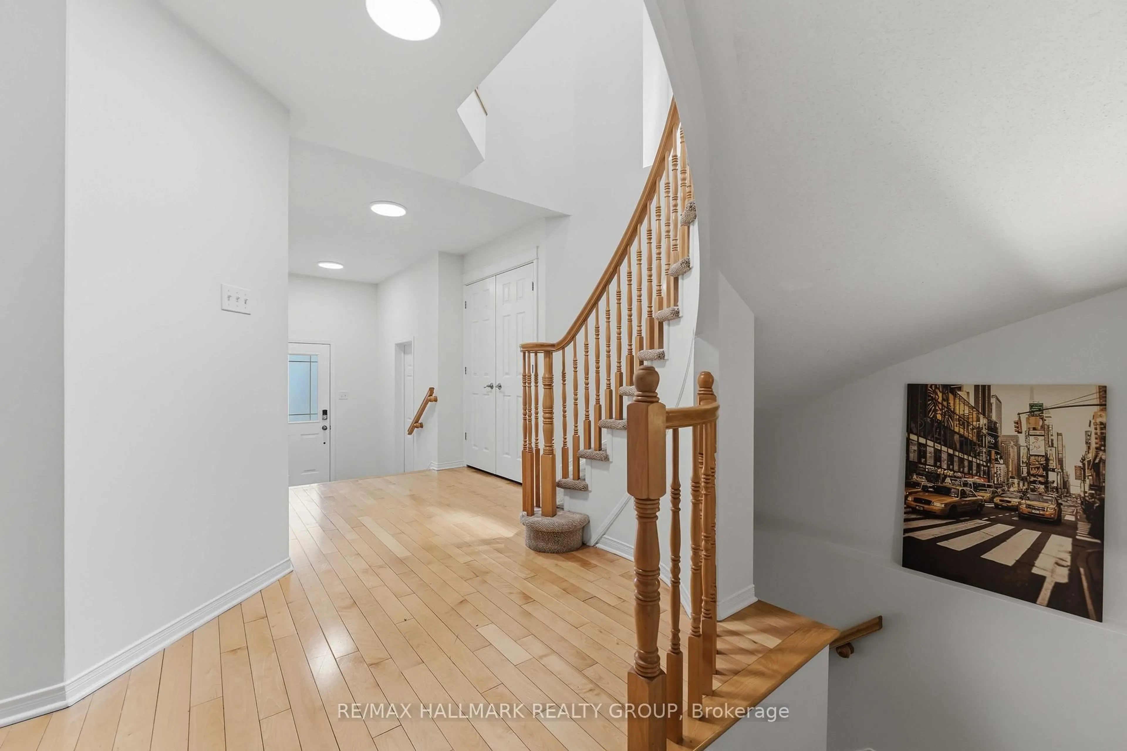 Indoor foyer for 466 Citadel Cres, Nepean Ontario K2G 7E7